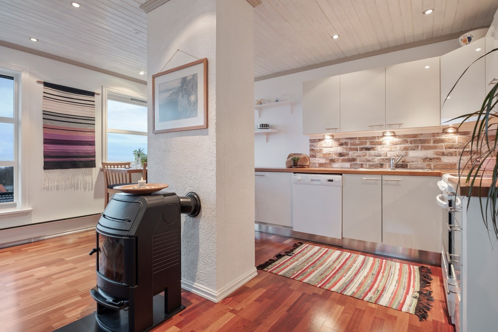 Kjøkkenet er fra byggeår, men fronter og benkeplate er skiftet i 2012. Kjøkkenet har overskap, underskap med glatte fronter, benkeplate av heltre, vask, komfyr og oppvaskmaskin. Det er kjøkken-ventilator med avtrekk ut. Galleribilde