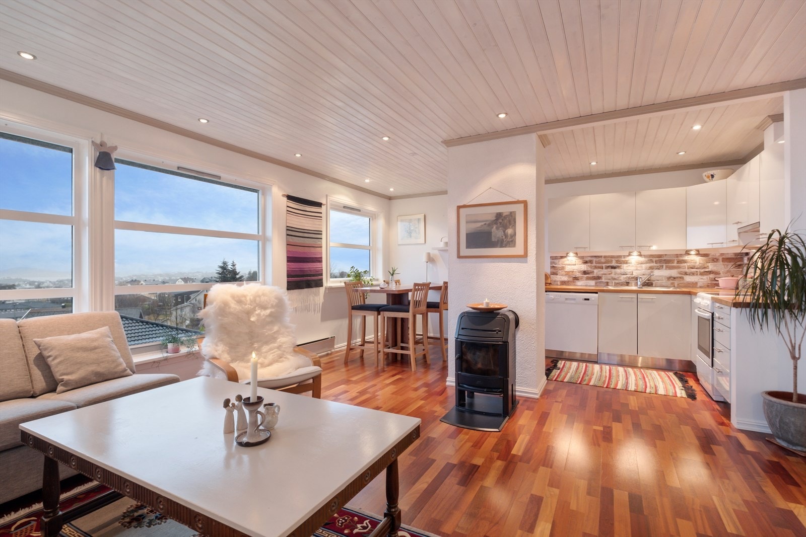 Åpen løsning mellom stue og kjøkken. Her er vedfyring på stuen Galleribilde