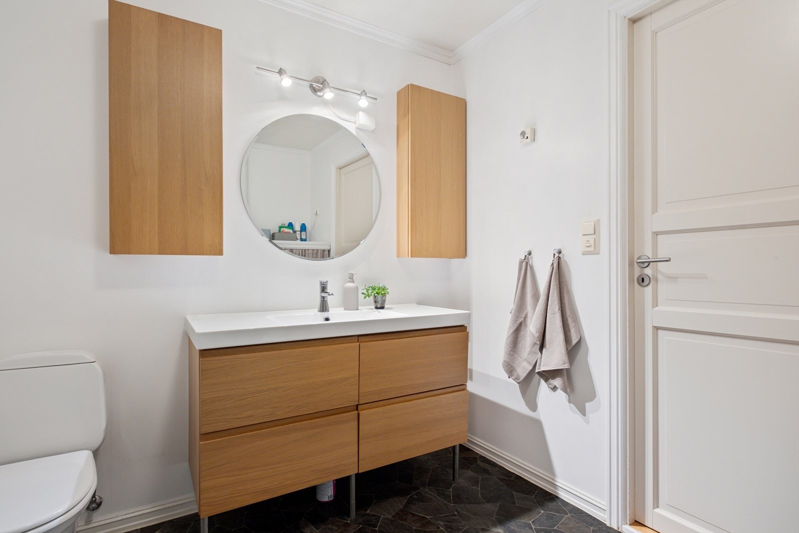 Det ble skiftet belegg på gulvet i 2012. Innredning er også av nyere dato Galleribilde