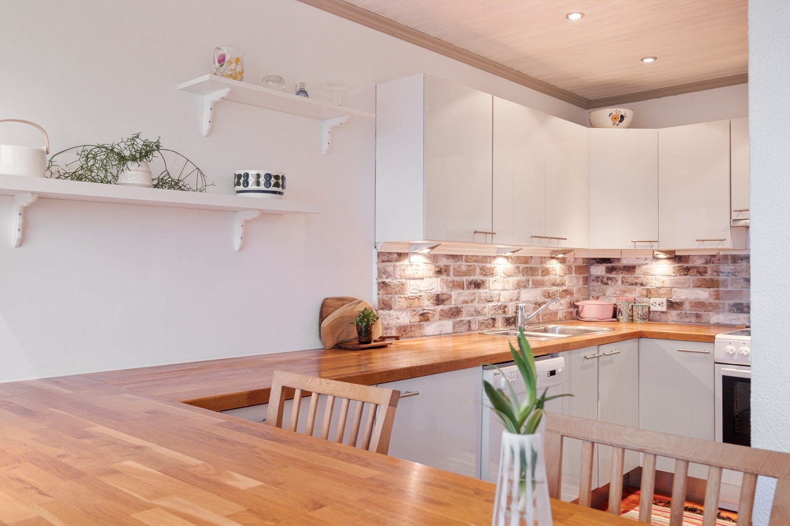 Pent kjøkken med mye benkeplass Galleribilde