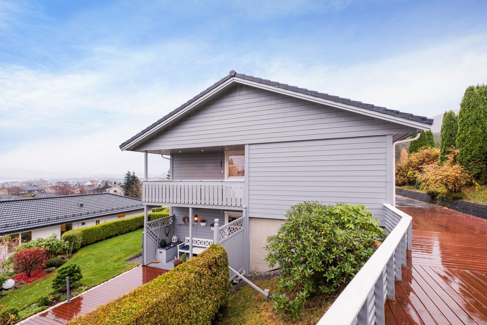 I tillegg til veranda er her stor terrasse tilhørende leiligheten like vest for inngangspartiet Galleribilde