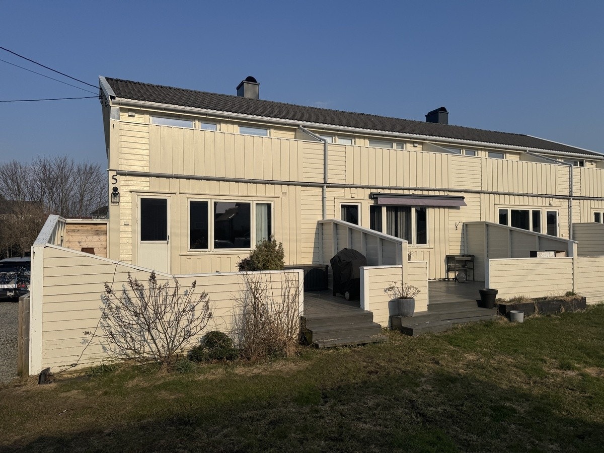 Fasaden med terrasse og hage. Balkong med utgang fra hovedsoverom Galleribilde