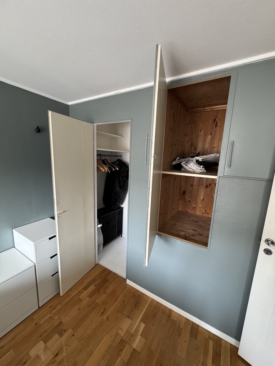 Hovedsoverom med godt med oppbevaring Galleribilde