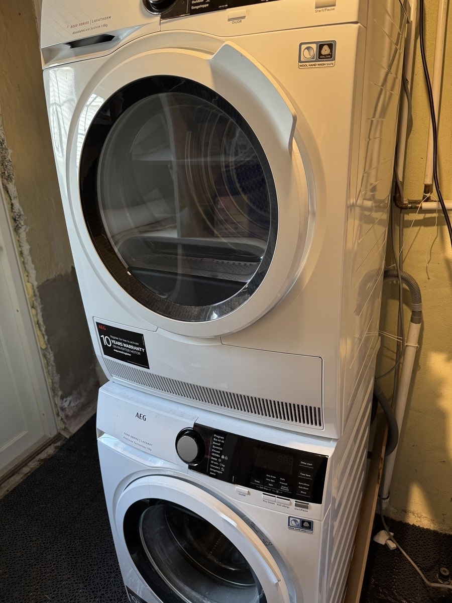 Vaskemaskin og tørketrommel i kjelleren med stor bod Galleribilde