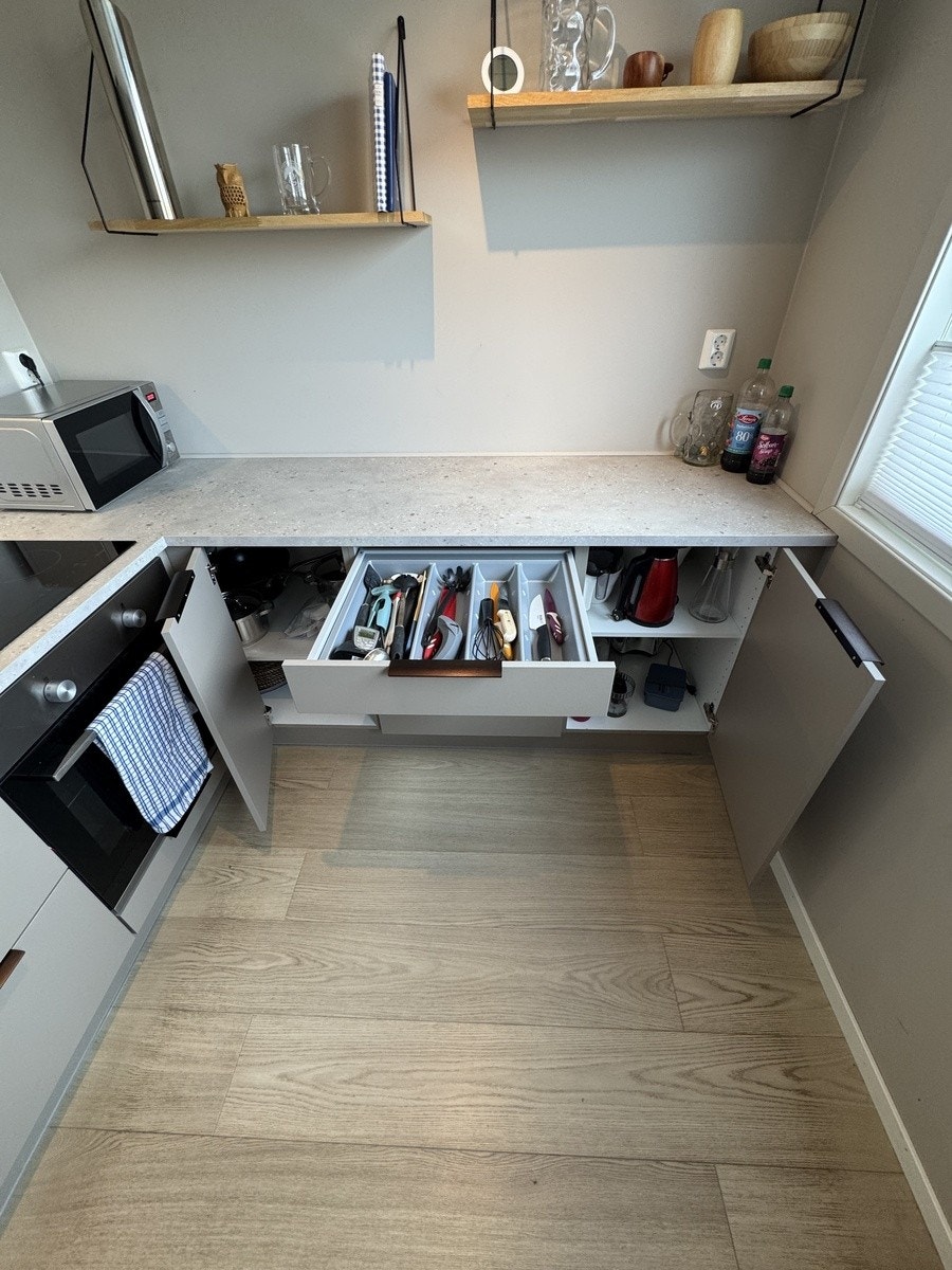 Kjøkken med kjøkkenredskap Galleribilde