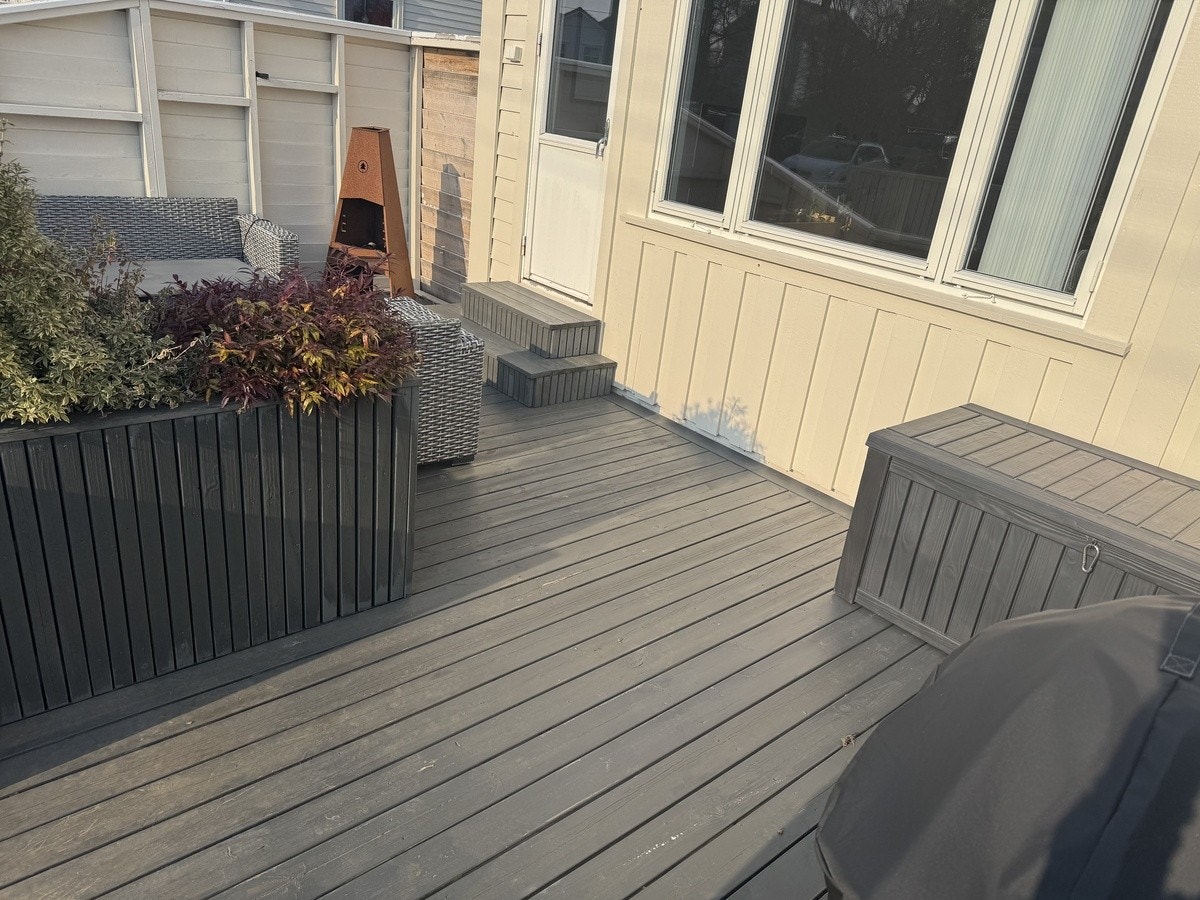 Stor og god terrasse med utemøbler og peis Galleribilde