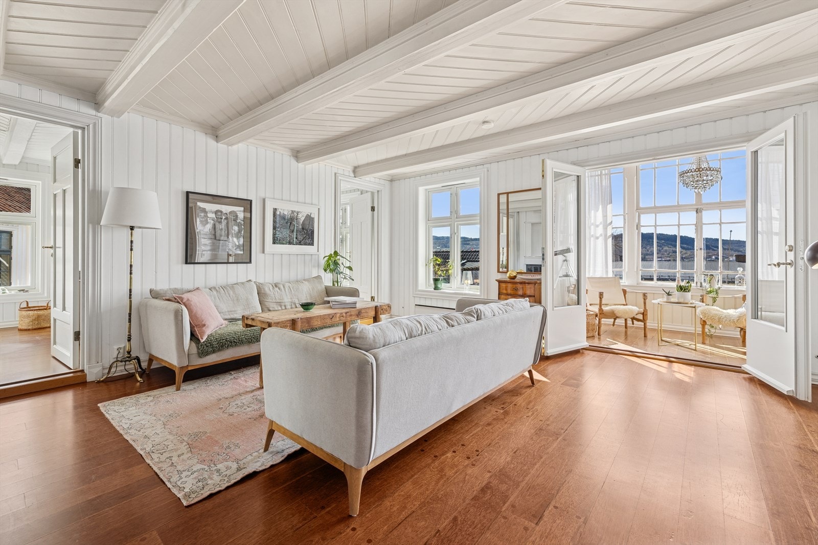 Eldre, ærverdig bygård, seksjonert til 3 boliger i 2022. Boligen er beliggende i bygningens 2. etasje samt har fullt råloft. Galleribilde