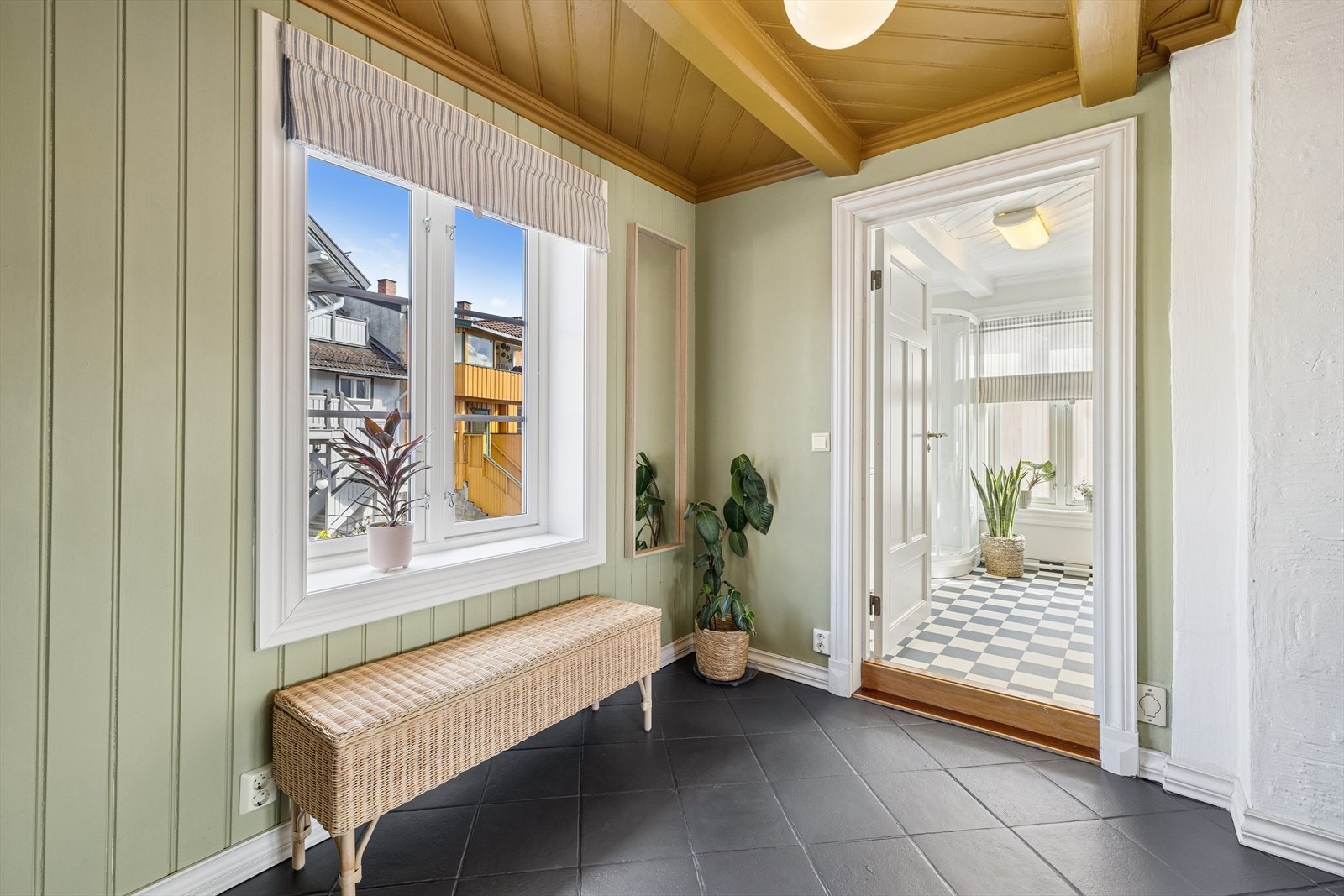 Du ønskes velkommen inn i en romslig flislagt entré. Galleribilde