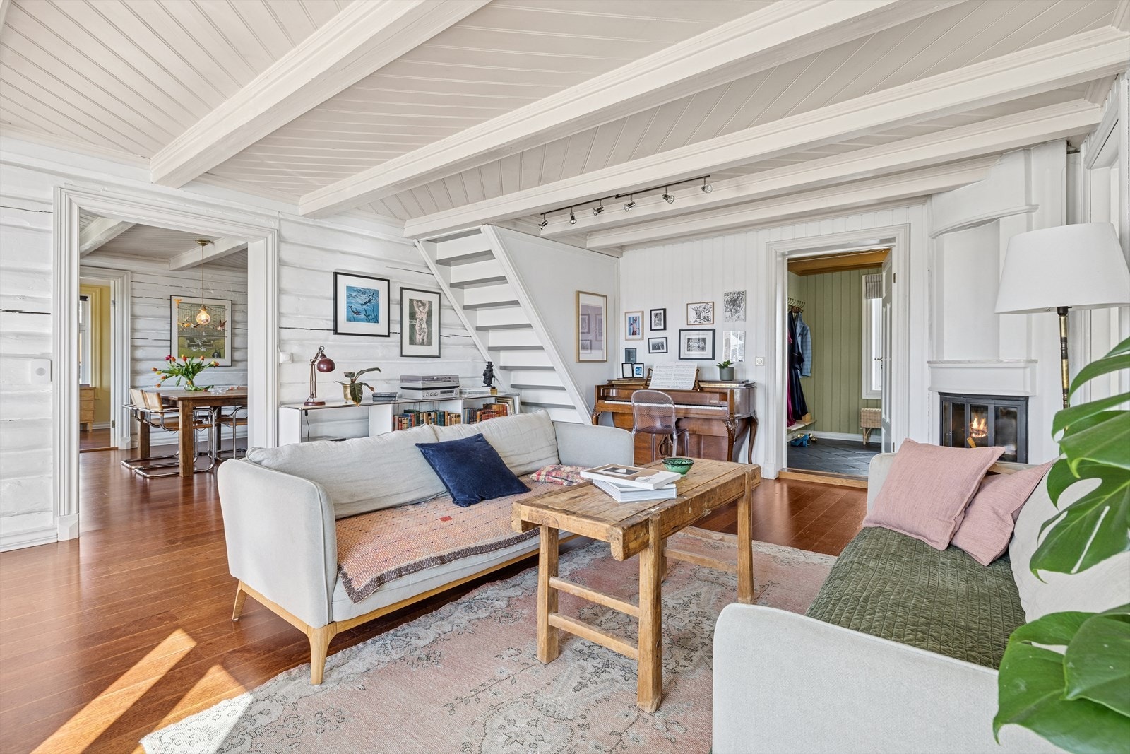 I stuen er det plass til hyggelig sofakrok, ønsket medie- og oppbevaringsmøblement. Galleribilde