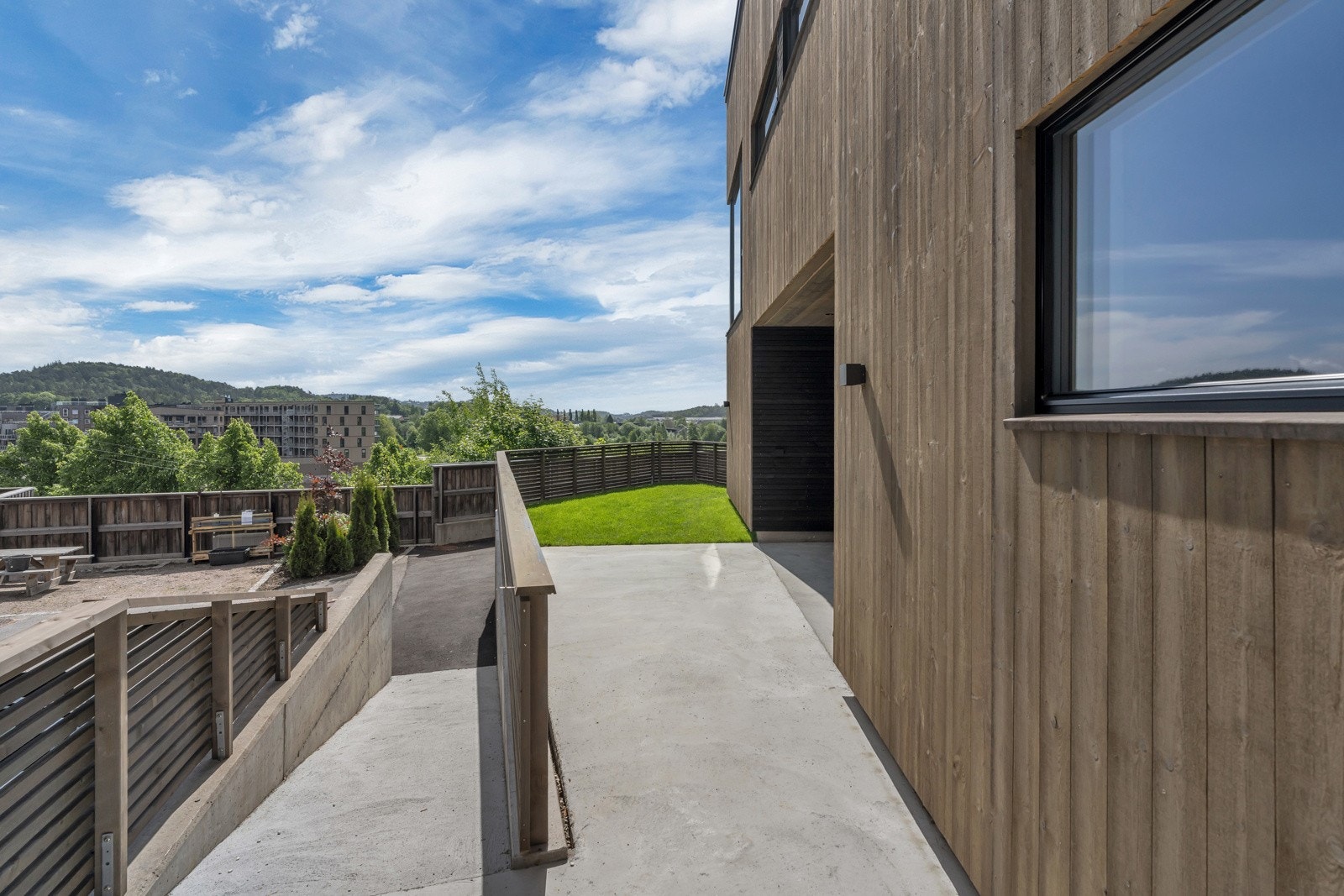 Ingansparti (egen inngang til boligens utleiedel). Galleribilde