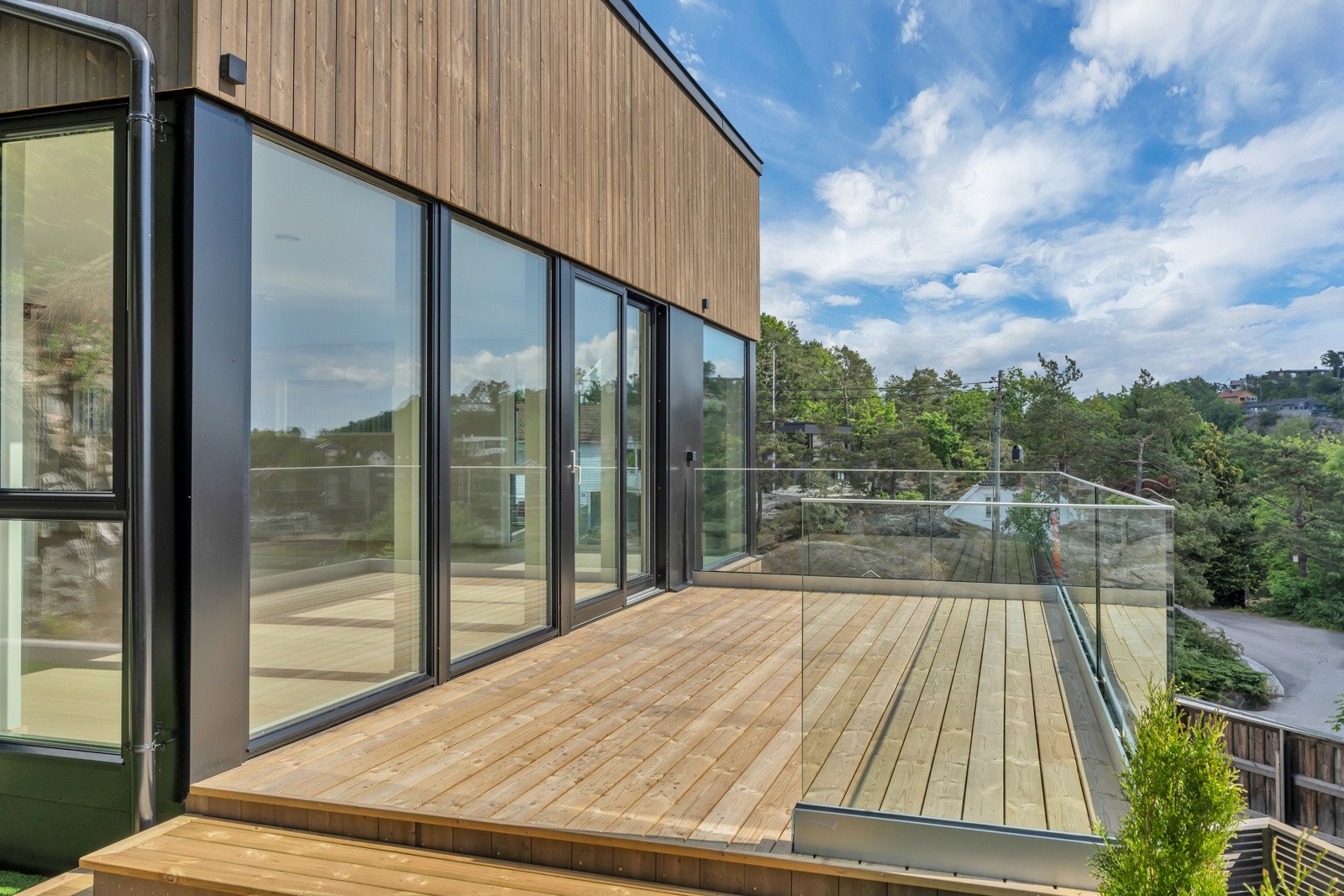 Fra stuen er det utgang til sydøstvendt veranda med glassrekkverk. Galleribilde