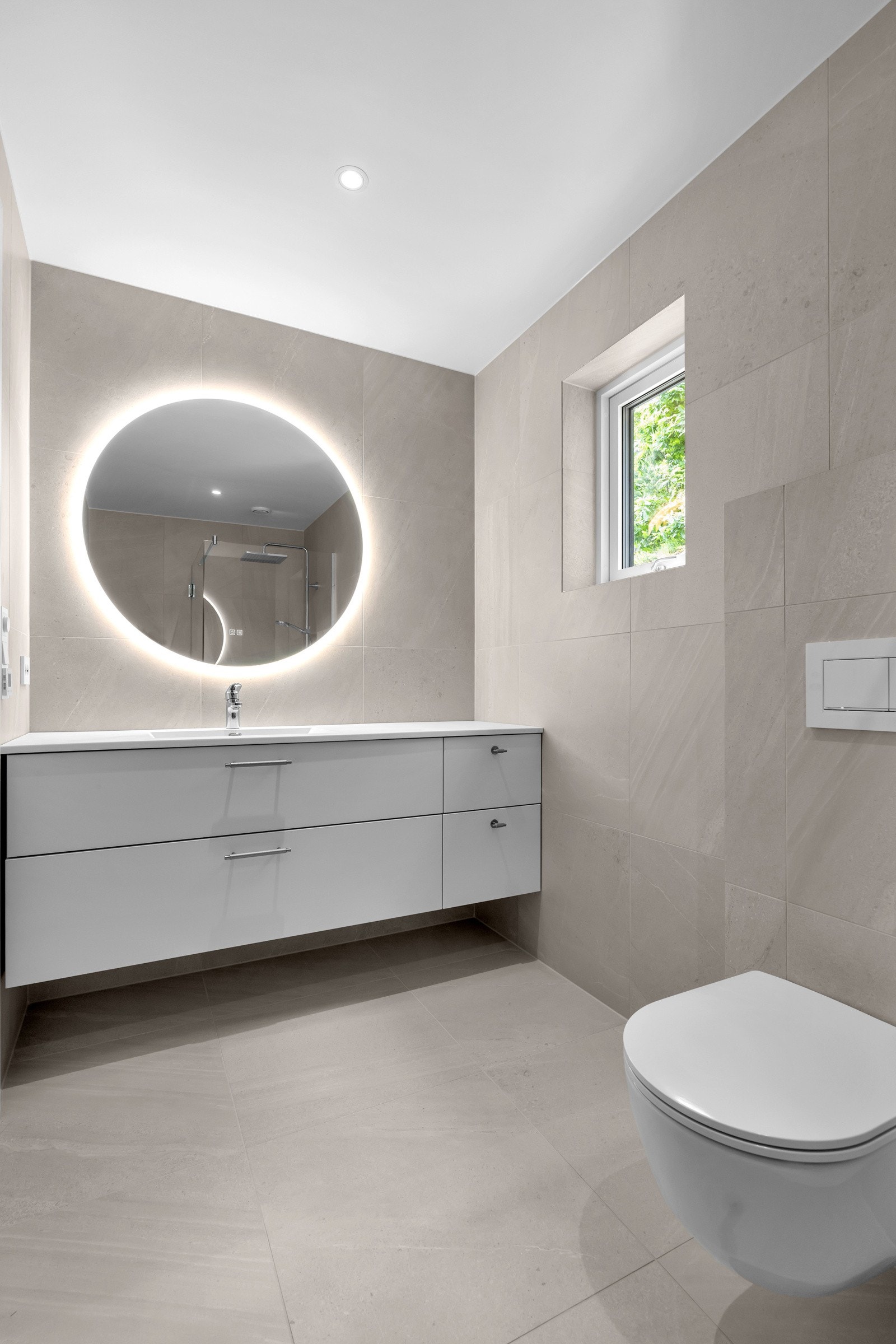 Romslig servant og spein med lys. Galleribilde