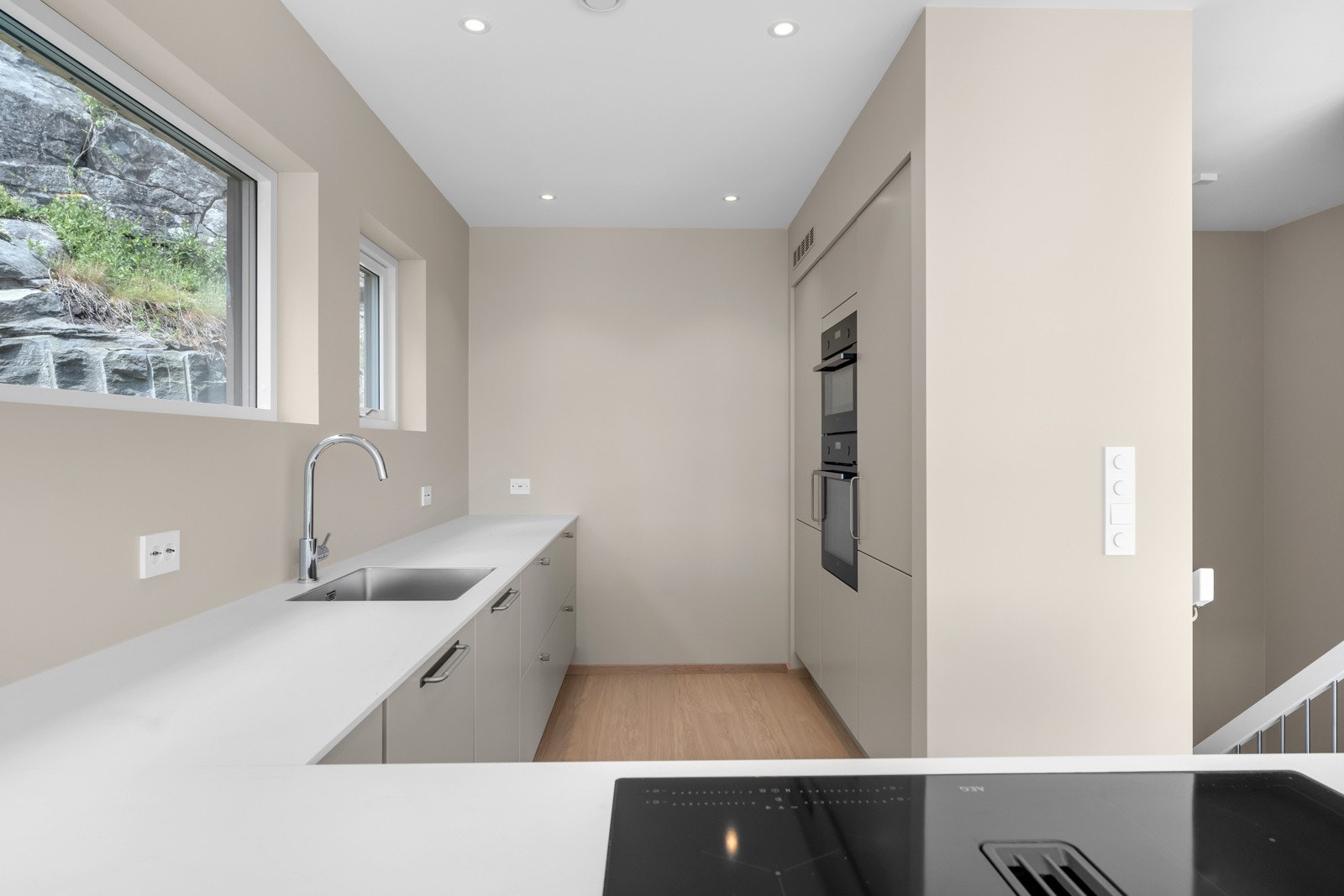 Alle hvitevarene på kjøkkenet er levert av AEG. Galleribilde