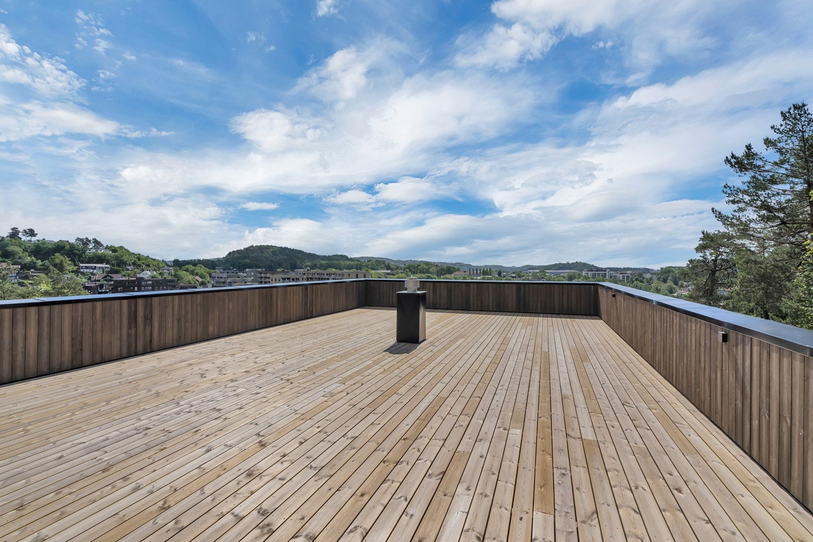 Takterrassen er romslig med god plass til diverse utemøblement Galleribilde