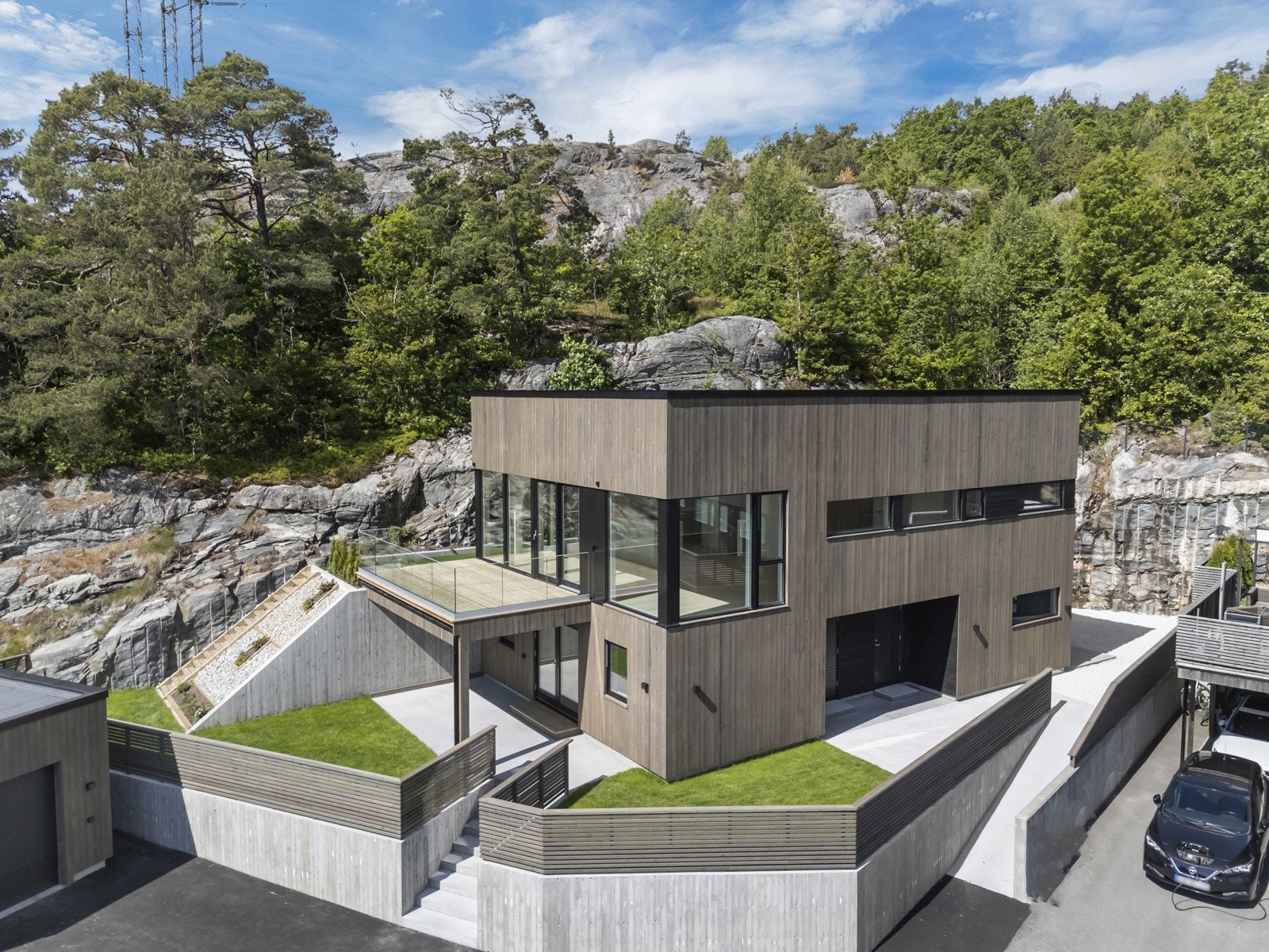 Boligen ligger innerst i blindvei og grenser til friareal på Presteheia. Galleribilde