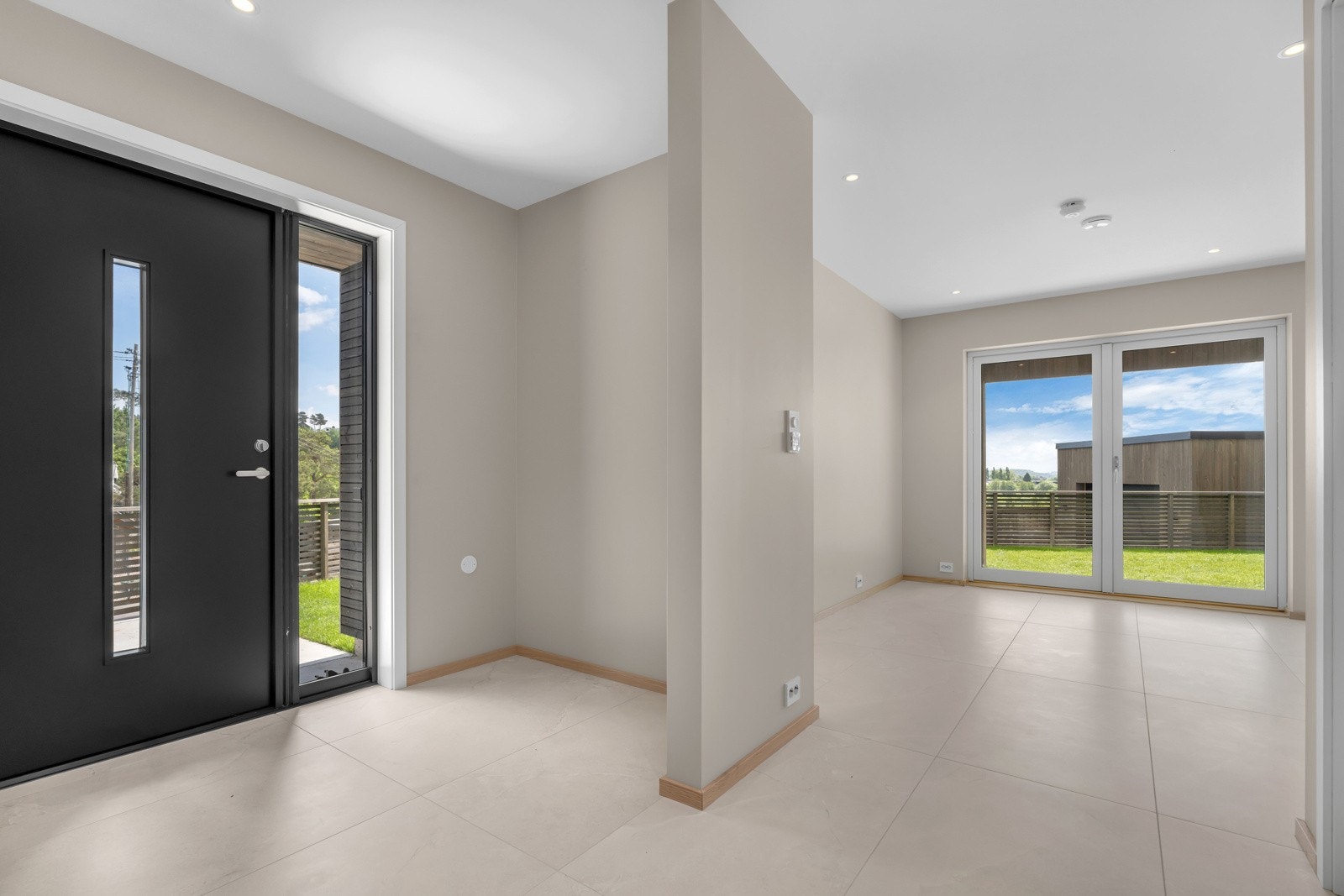 Lys og romslig entré til hoveddel. Galleribilde