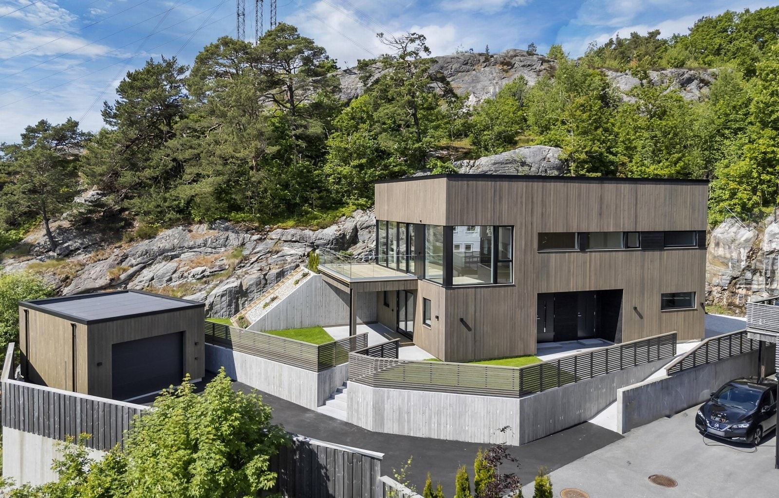 Boligen ligger innerst i blindvei og grenser til friareal på Presteheia. Galleribilde