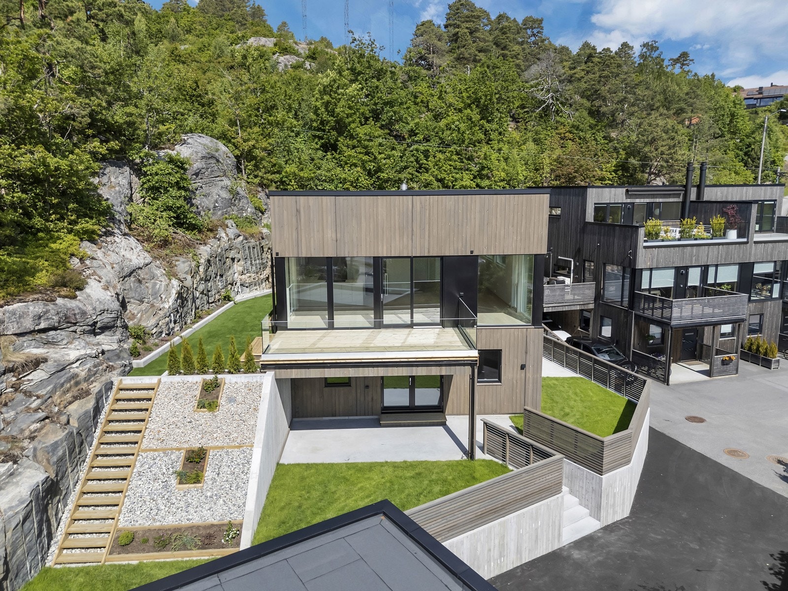 Særdeles pent og påkostet tomt med flere uteplasser. Galleribilde