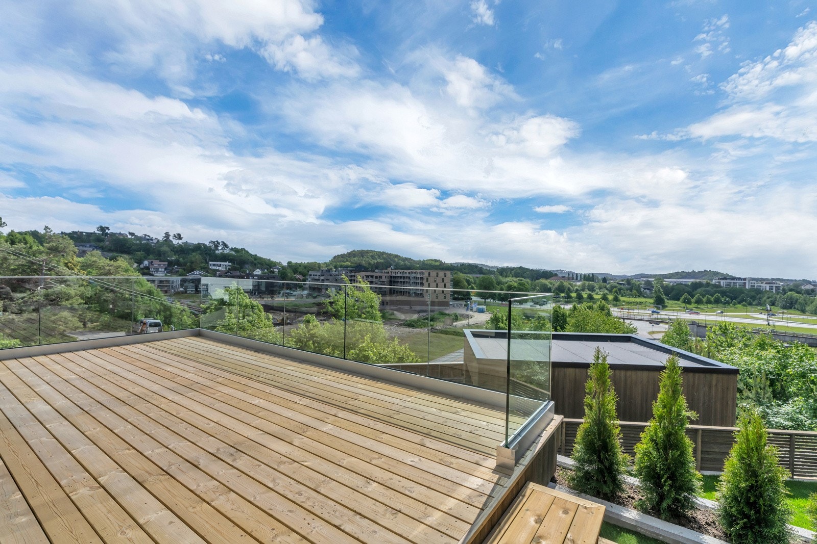 Stor veranda med utgang fra stue. Galleribilde