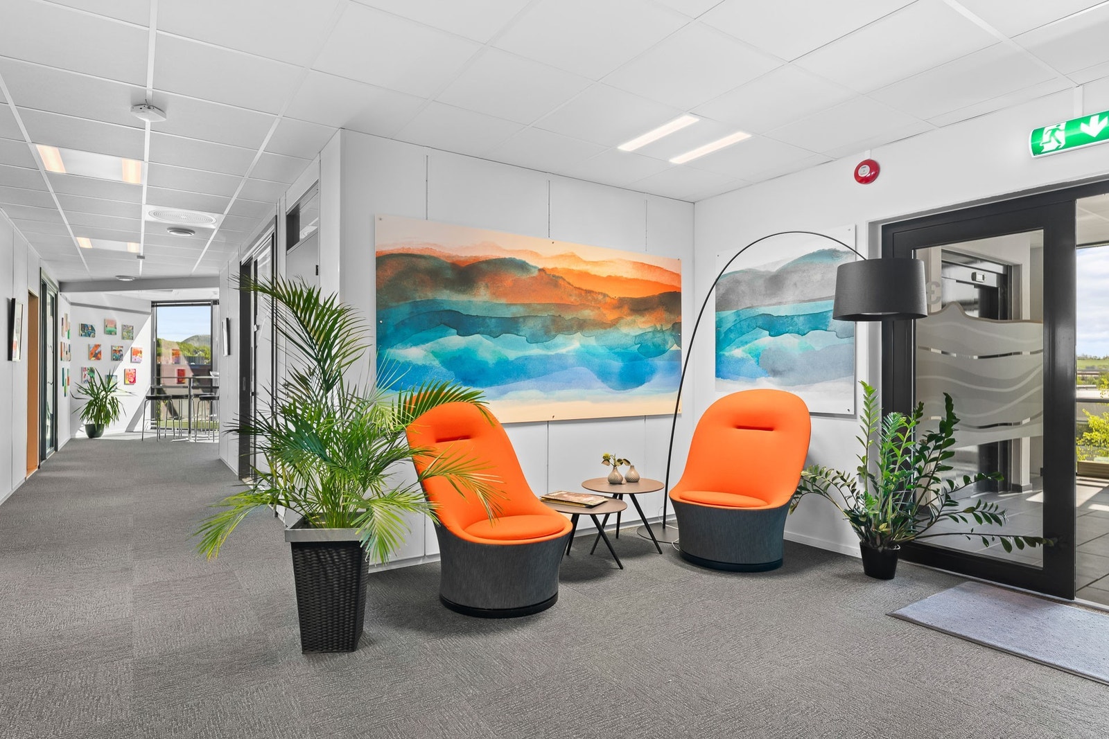 Trivelige fellesarealer med sittegrupper som fungerer som et naturlig samlingspunkt for ansatte og besøkende Galleribilde