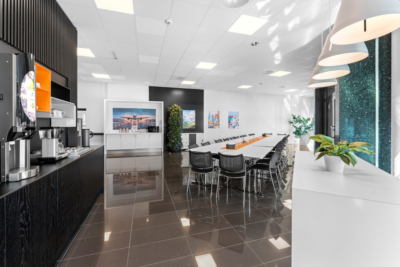 Lys og romslig kantine i Fabrikkveien 10 som kan benyttes av alle leietakere i byggene Galleribilde