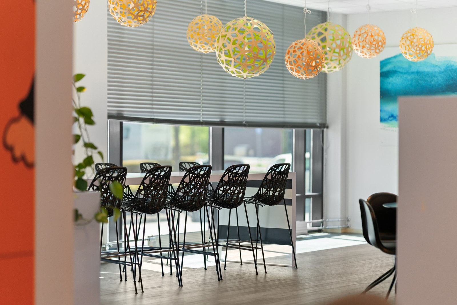 Trivelige fellesarealer med sittegrupper som fungerer som et naturlig samlingspunkt for ansatte og besøkende Galleribilde