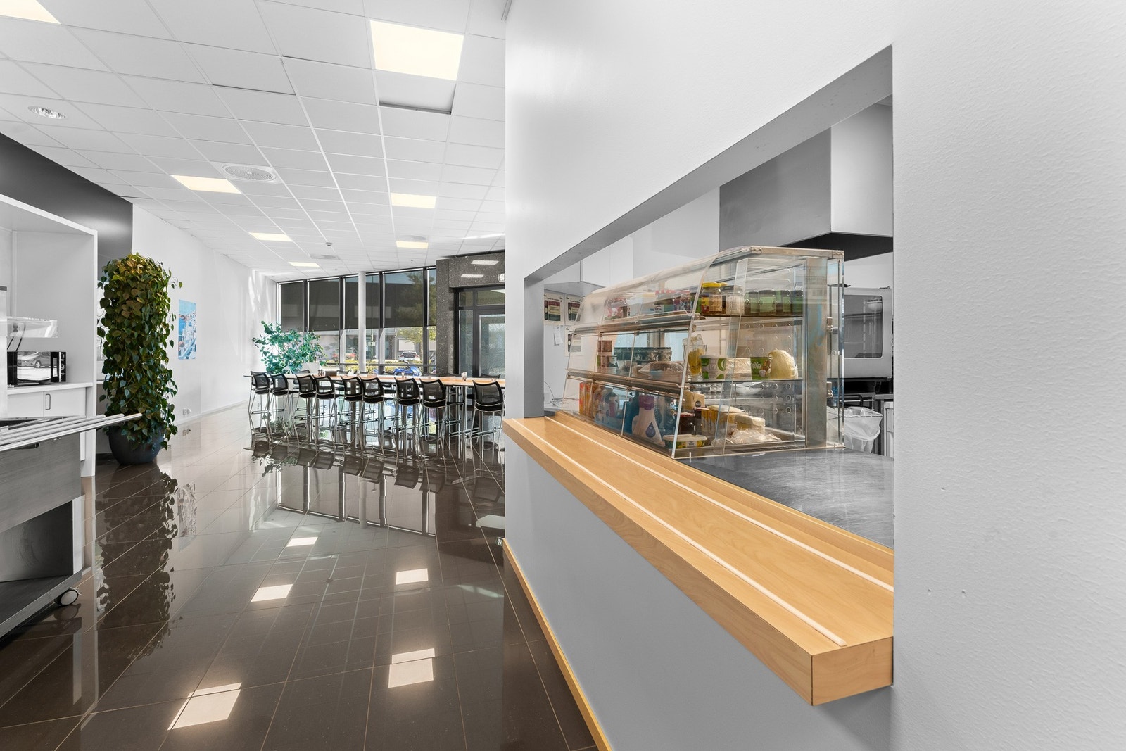 Lys og romslig kantine i Fabrikkveien 10 som kan benyttes av alle leietakere i byggene Galleribilde