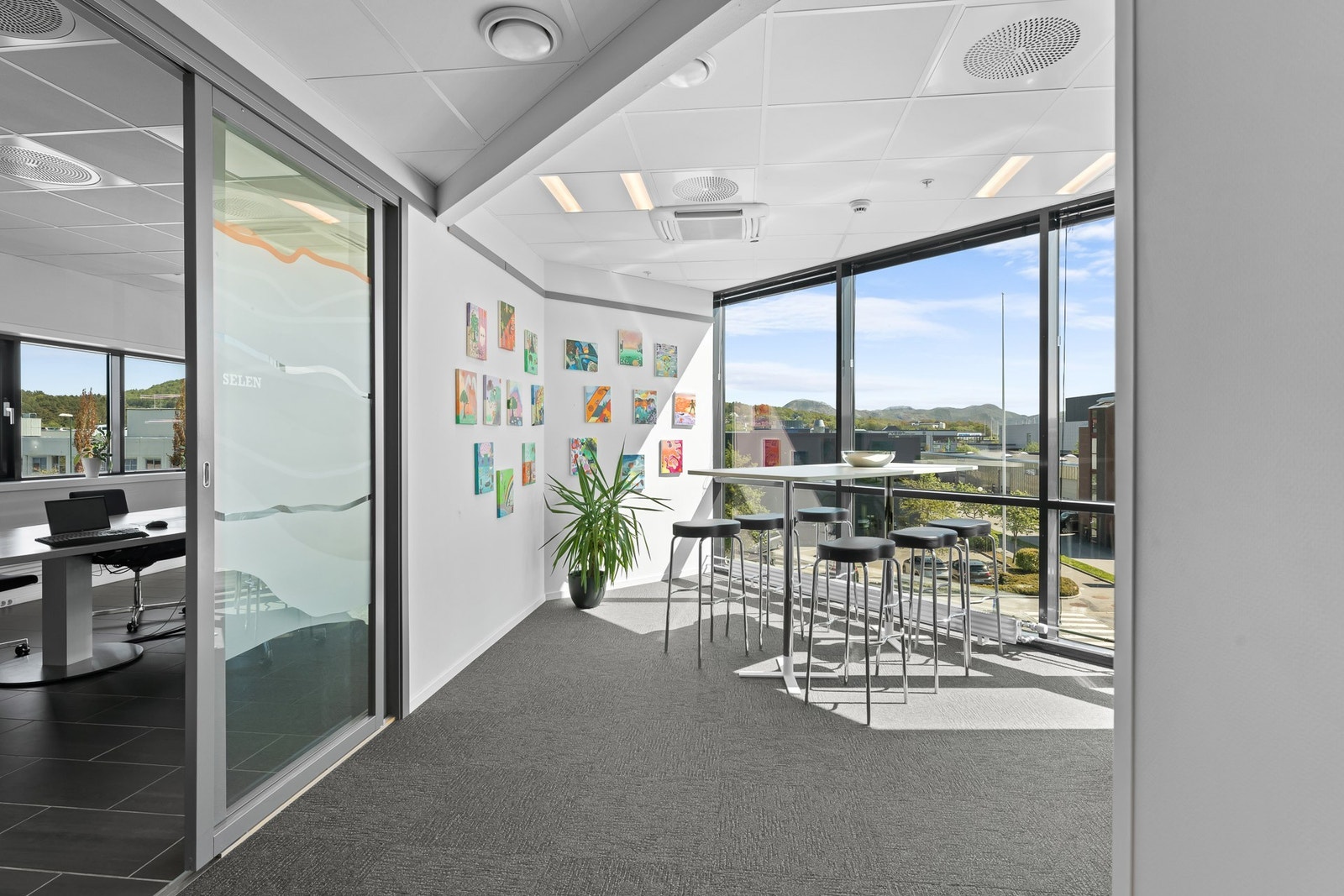 Trivelige fellesarealer med sittegrupper som fungerer som et naturlig samlingspunkt for ansatte og besøkende Galleribilde