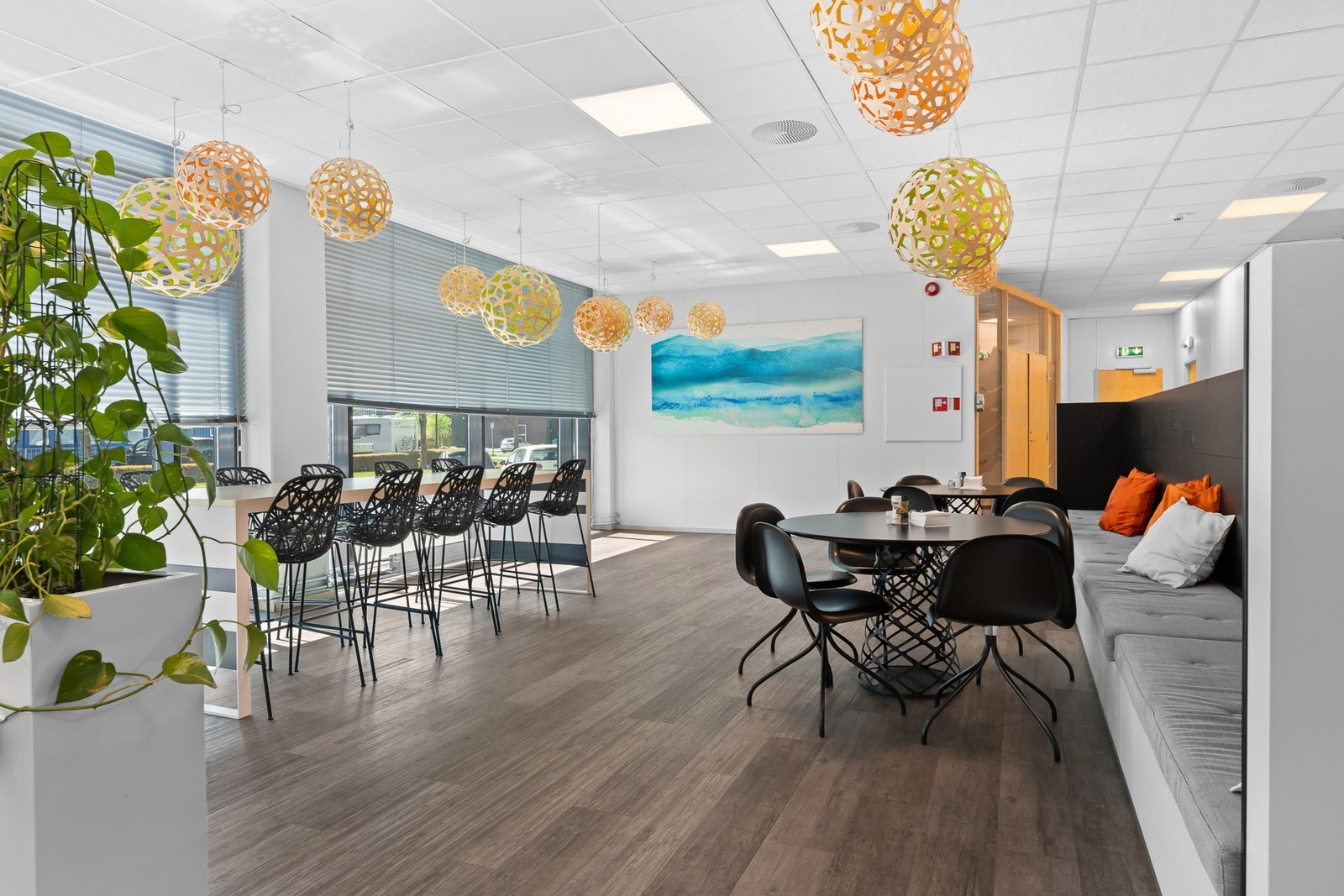 Trivelige fellesarealer med sittegrupper som fungerer som et naturlig samlingspunkt for ansatte og besøkende Galleribilde