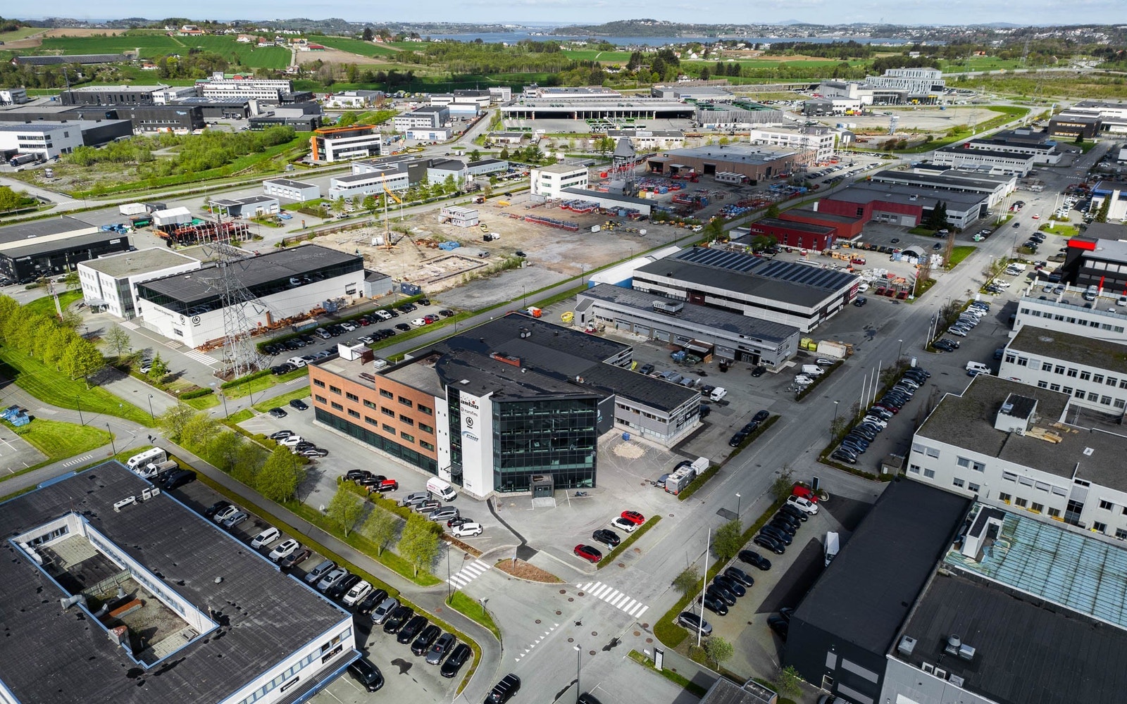 Dronebilde som viser Fabrikkveien 10, 12 og 14 samlet med sentral beliggenhet på Forus Galleribilde