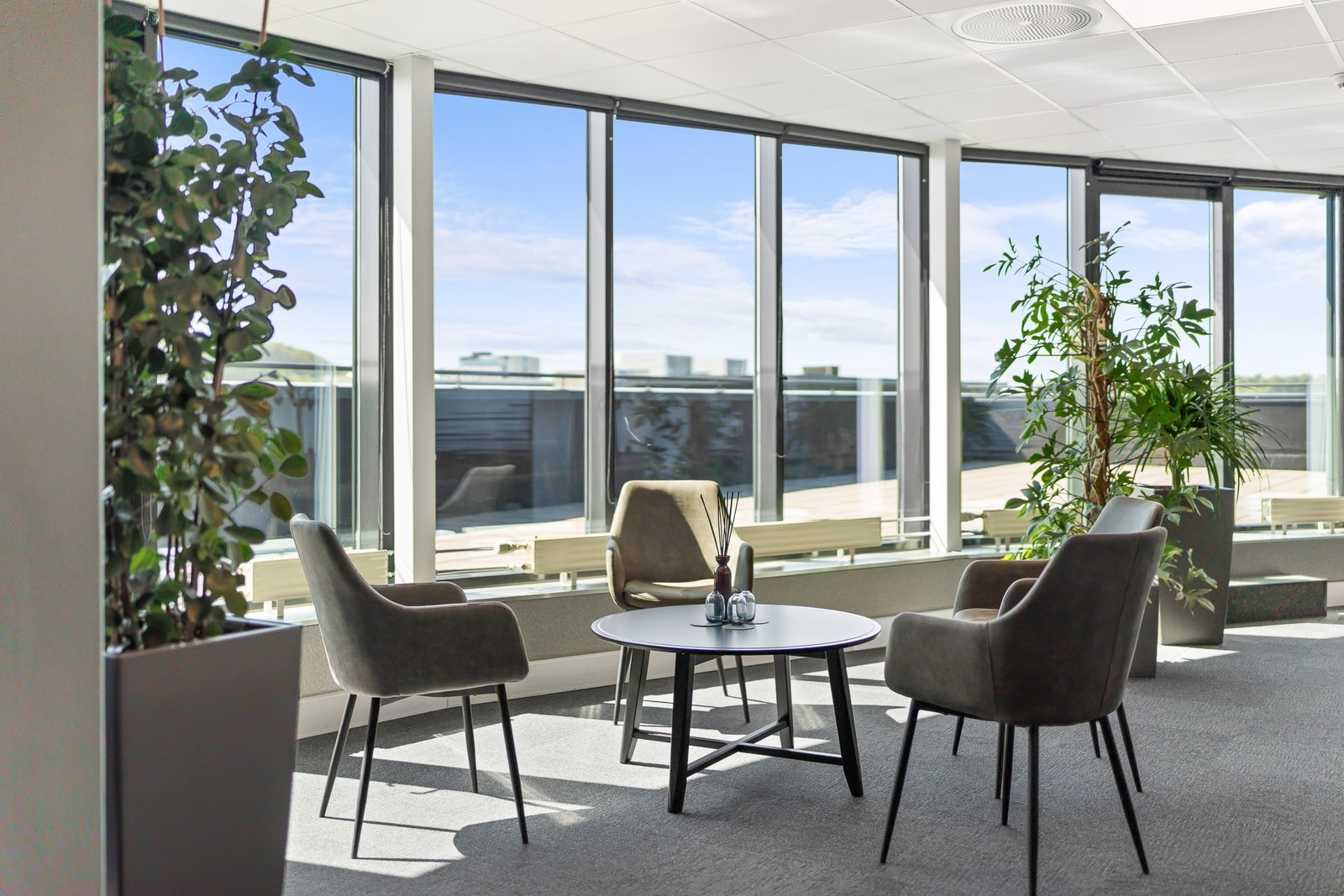 Trivelige fellesarealer med sittegrupper som fungerer som et naturlig samlingspunkt for ansatte og besøkende Galleribilde