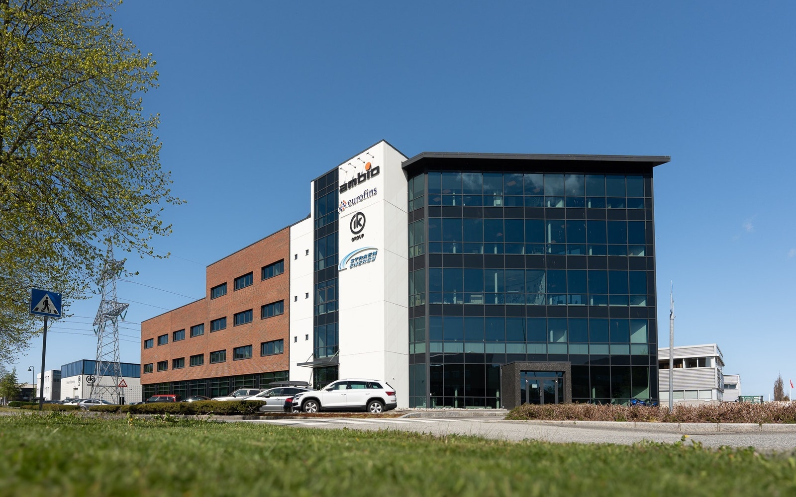 Fabrikkveien 10 har fem etasjer og inneholder både kontor, møterom og kantine med sentral beliggenhet på Forus Galleribilde