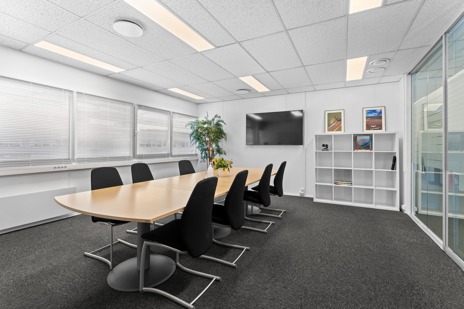 Moderne møterom tilgjengelig for alle leietakere med plass til både små og større møter Galleribilde