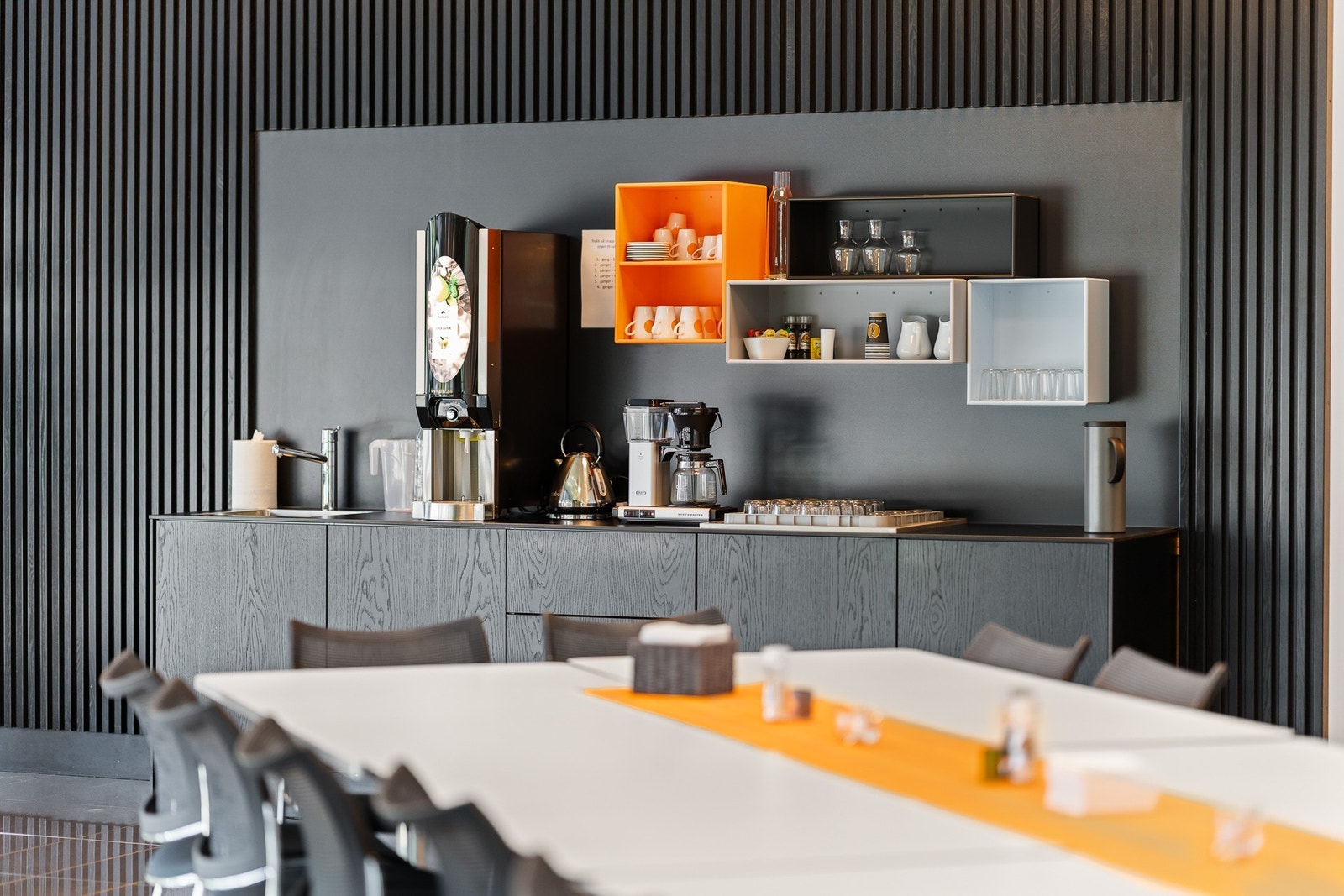 Lys og romslig kantine i Fabrikkveien 10 som kan benyttes av alle leietakere i byggene Galleribilde