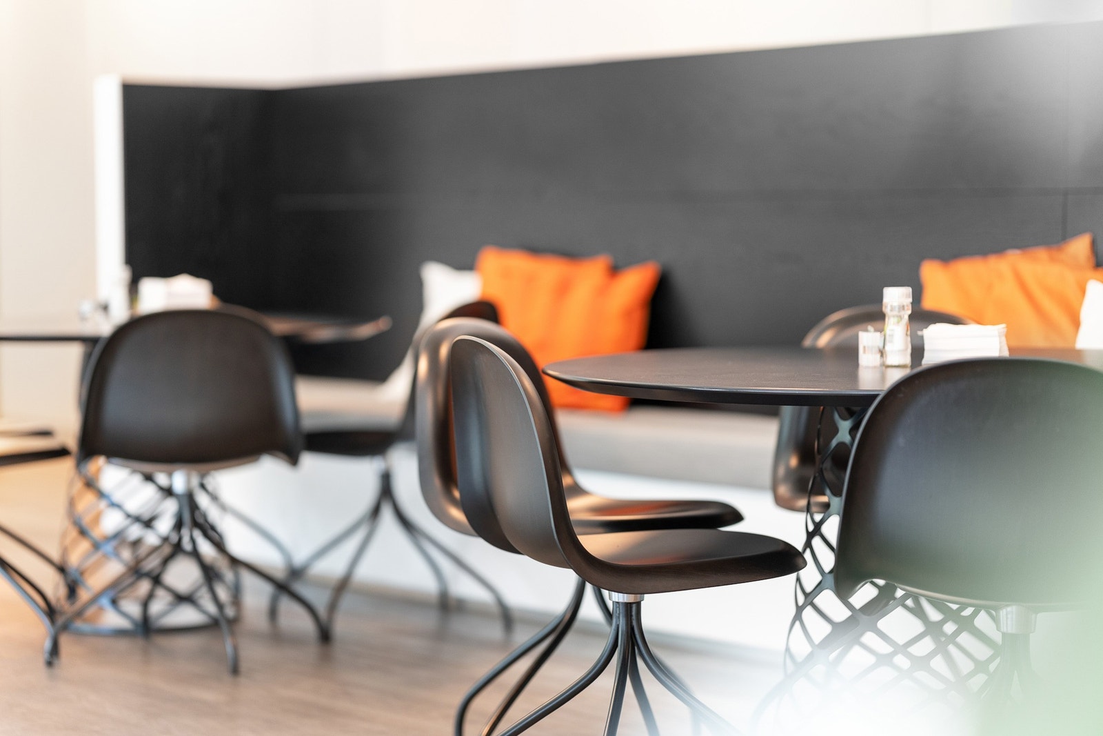 Trivelige fellesarealer med sittegrupper som fungerer som et naturlig samlingspunkt for ansatte og besøkende Galleribilde