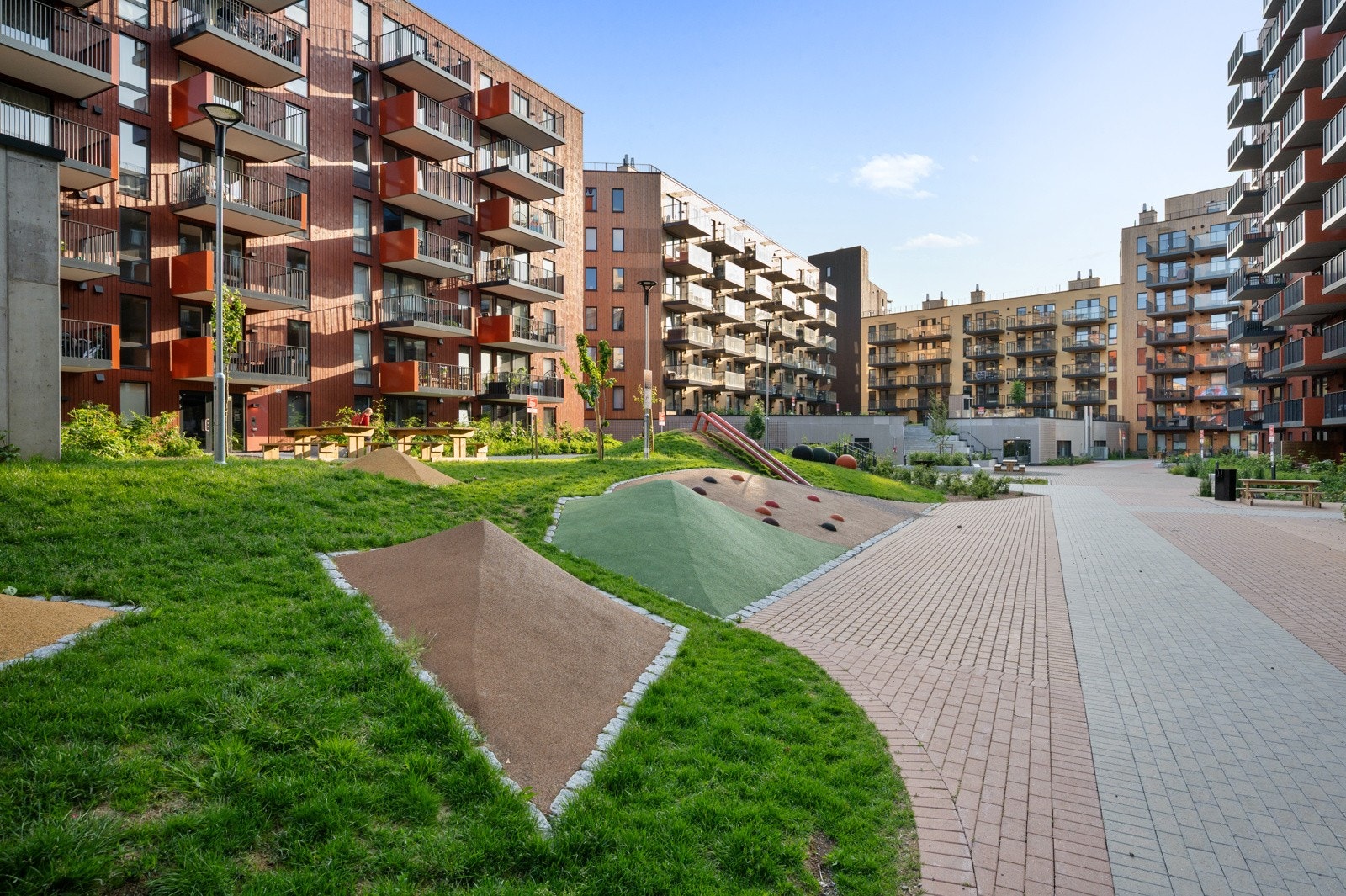 Utomhusarealer er pent opparbeidet og svært barnevennlig. Galleribilde