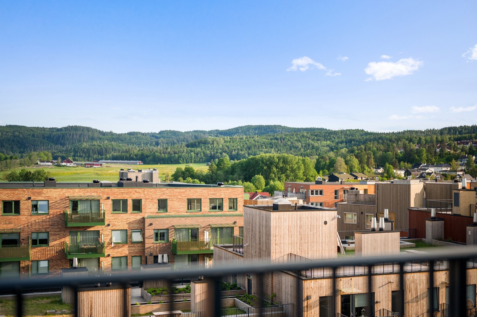 Balkongen ligger høyt og fritt med flott utsikt. Galleribilde