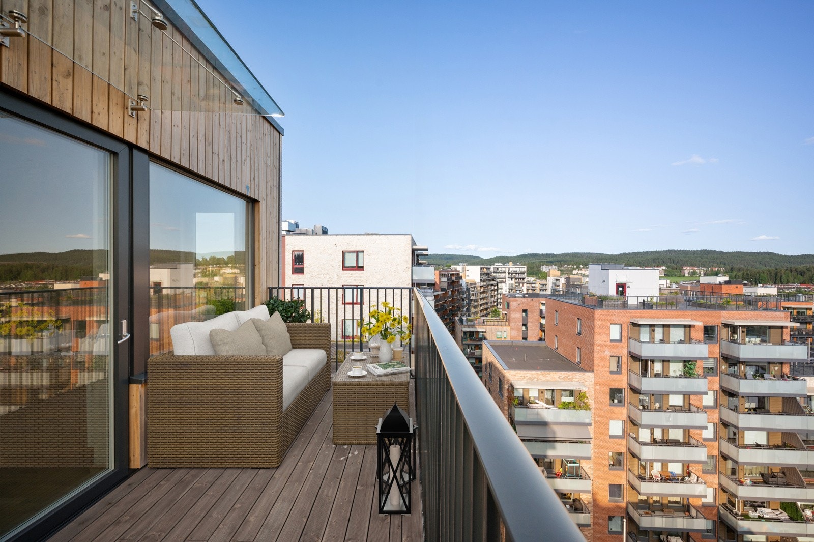 Fra stuen har man utgang til en romslig balkong med god plass til utemøbler. Bildet er virtuelt møblert. Galleribilde