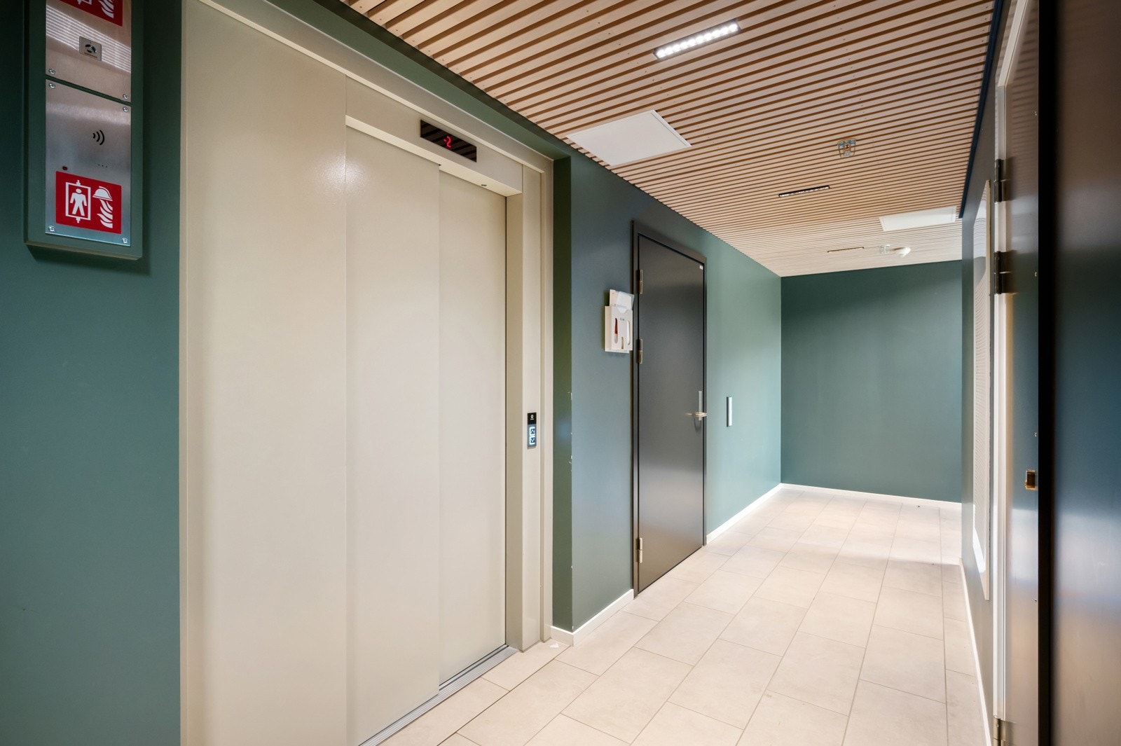 Bygget har heis til alle plan. Galleribilde