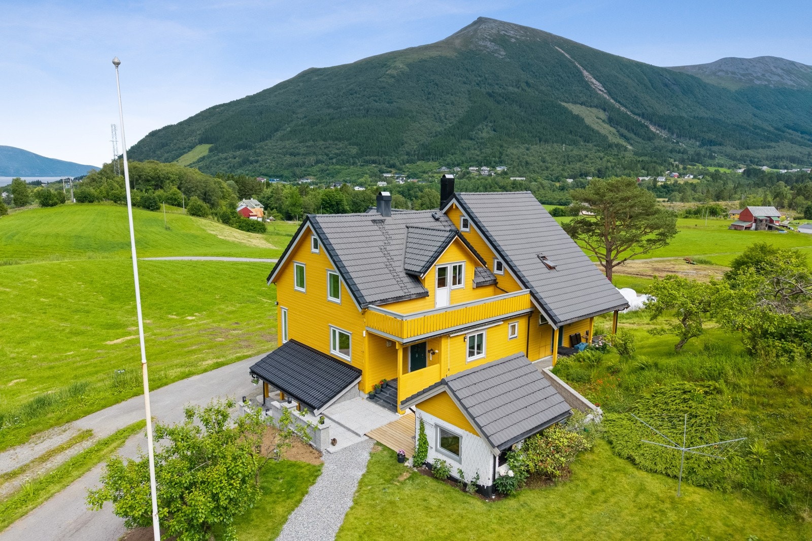 Velholdt og innholdsrikt våningshus med to boenheter Galleribilde