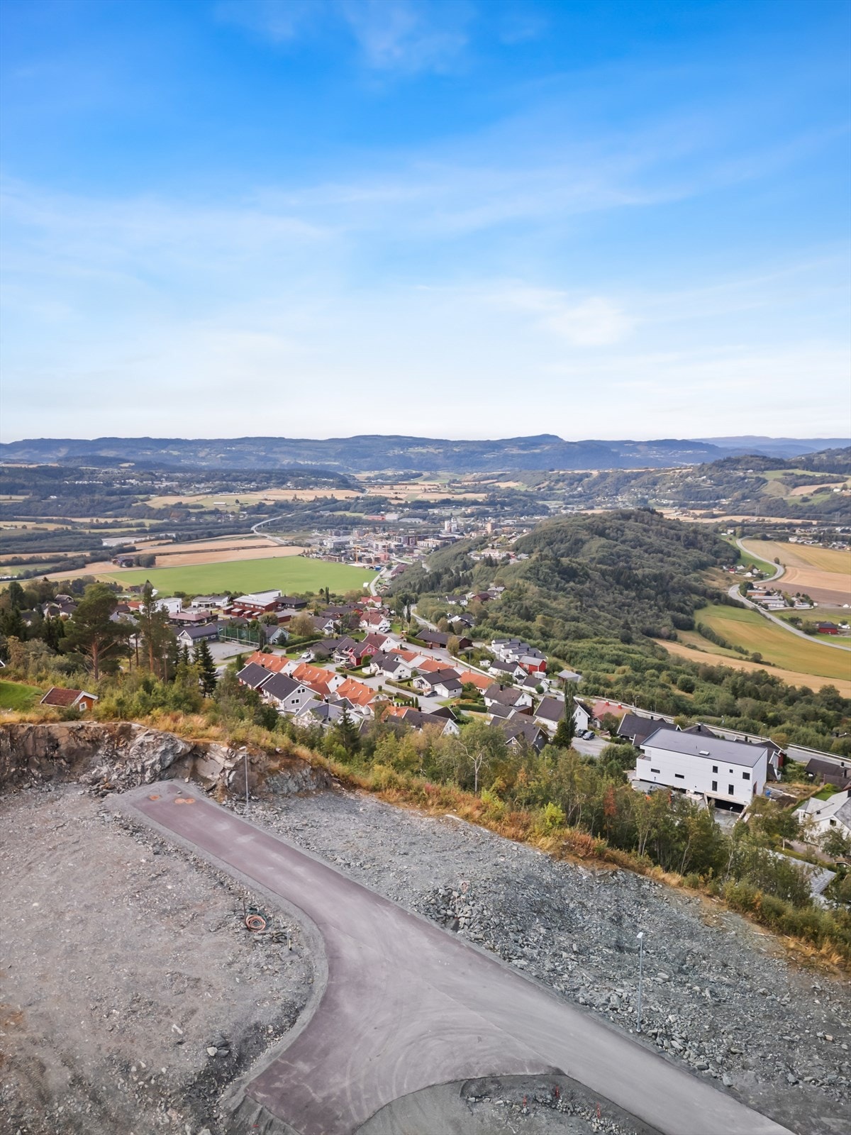 Her vil du bo tett ved marka, med sti opp til Vassfjellet rett i bakkant av tomta. Galleribilde