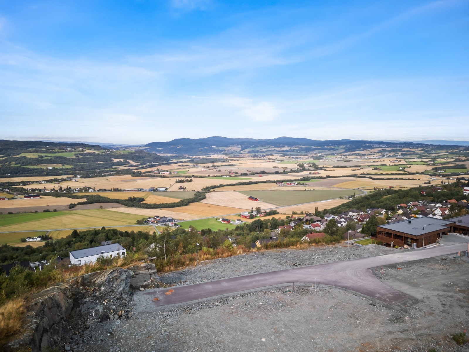 Meget flott og spennende tomt, med beliggenhet nest innerst i det nye feltet på Furuhaugen! Galleribilde
