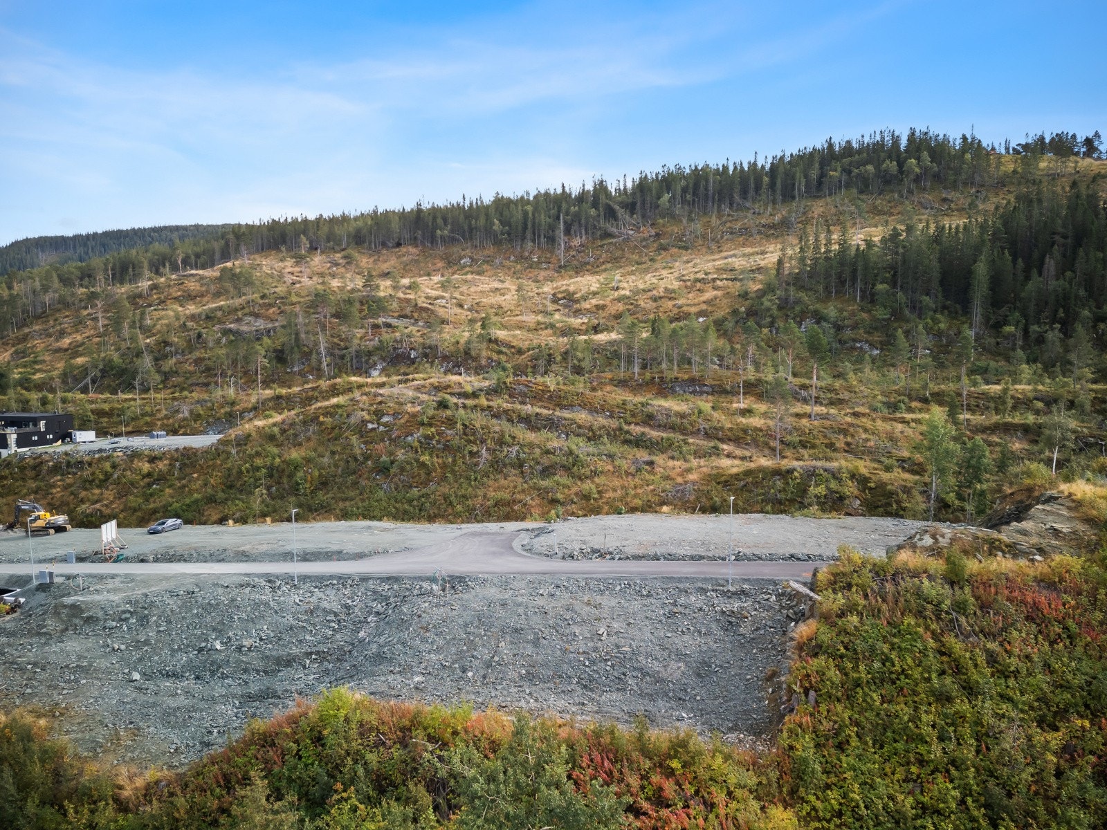 Her vil du kommet tett på marka, få fantastisk utsikt, gode solforhold og kort avstand til tettsteder som Melhus sentrum og Tillerbyen. Galleribilde