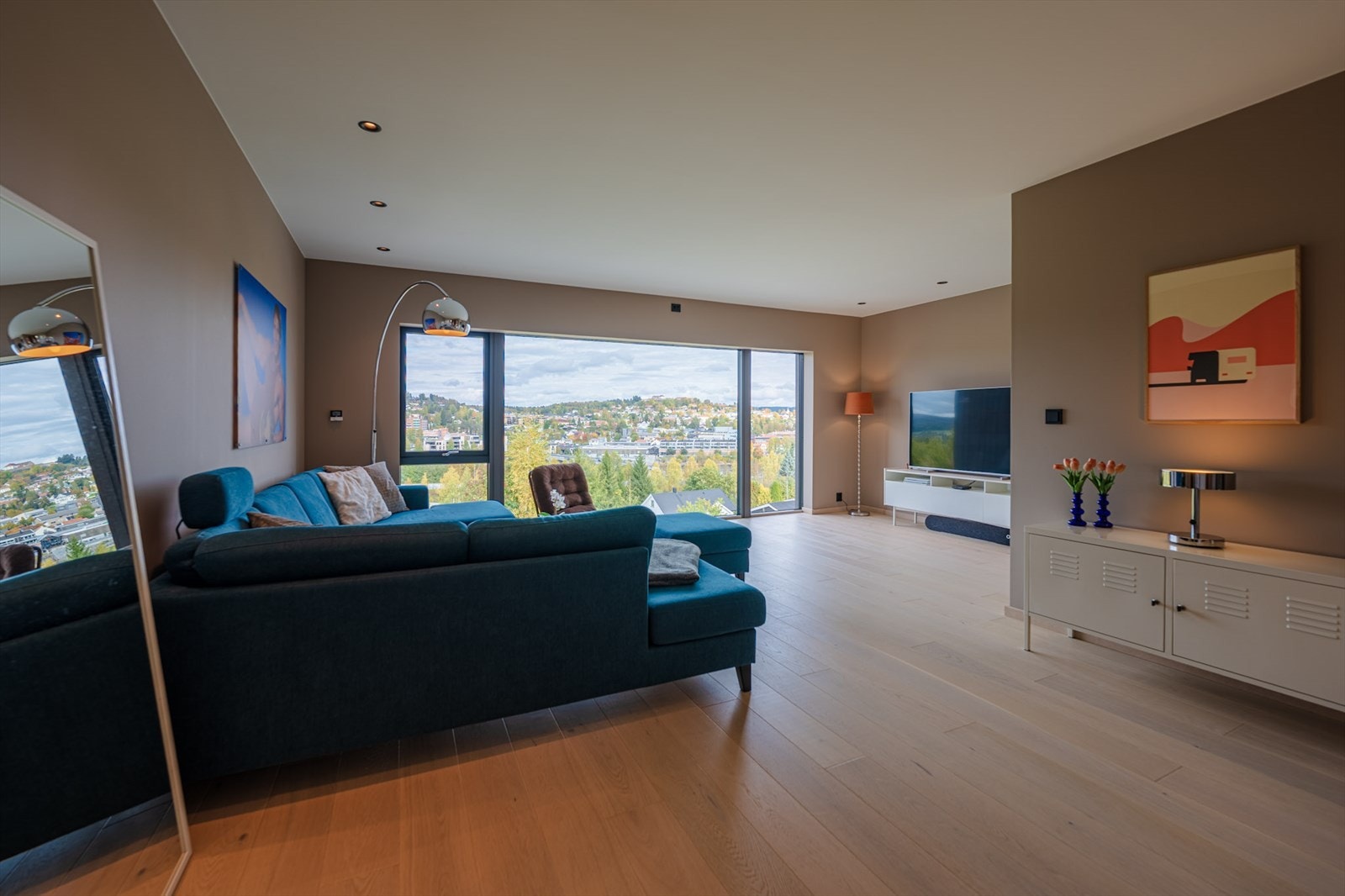 En stue som gir rom for samvær - Her er det plass til en stor sofa så hele familien kan sitte samlet å se en god film. Galleribilde