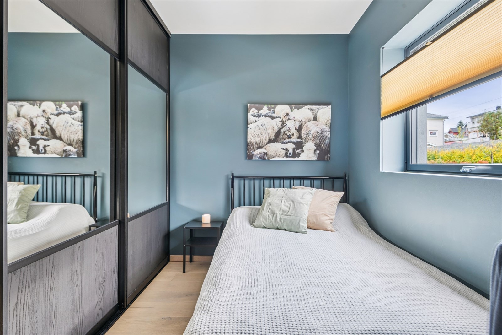 Et lunt og godt soverom med plassbygget garderobeløsning, perfekt for orden og oversikt. Galleribilde