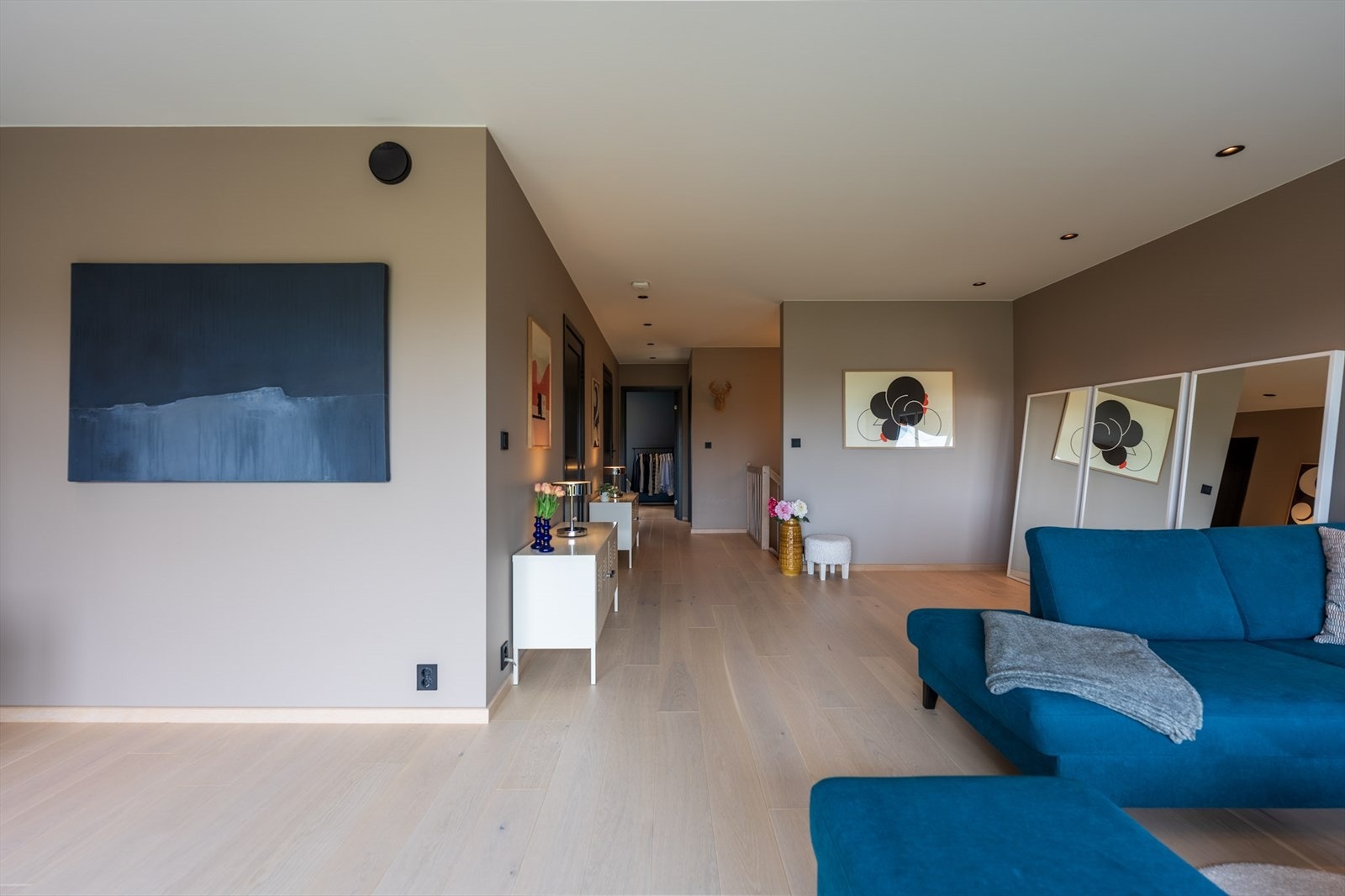 Romslig stue med store veggflater gir deg frihet til å innrede akkurat slik du ønsker. Galleribilde