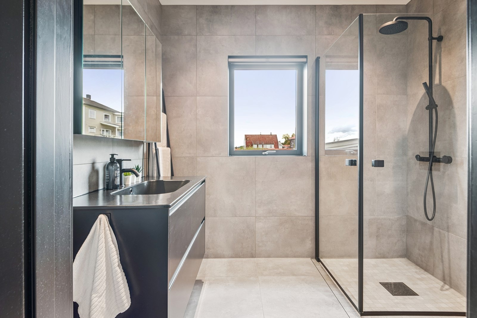 Badene er innredet i lik stil og har plisségardin i vinduetne. Galleribilde