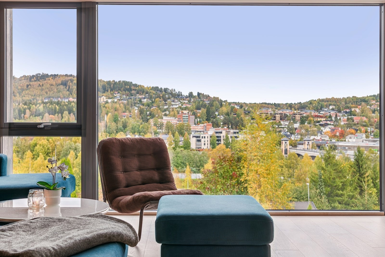 Vinduene dekker hele kortveggen i begge etasjer - en arkitektonisk løsning som gir lys, luft og en utsikt få kan matche. Galleribilde