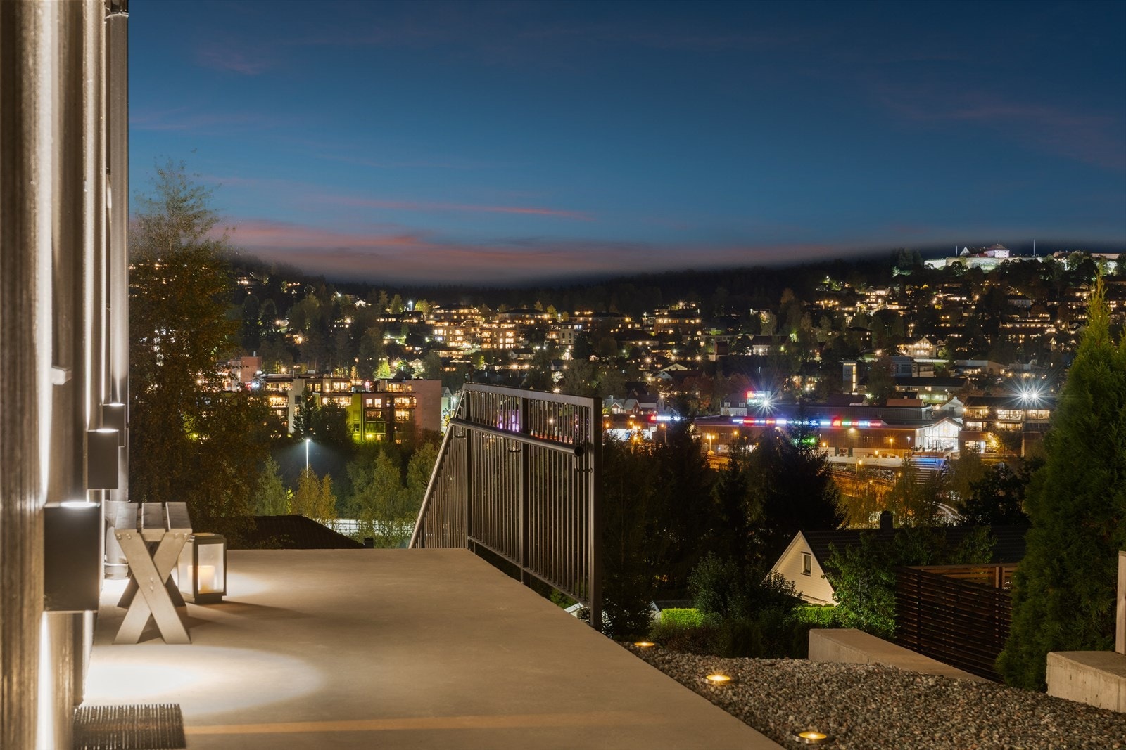 Nyt utsikten som forandrer seg i takt med årstidene og som er like fin både dag og natt. Galleribilde