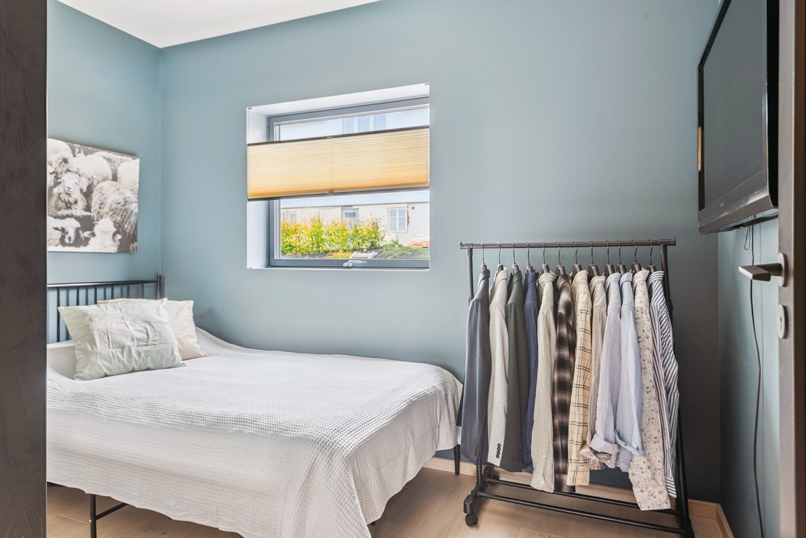 Alle soverommene er malt i behagelige, moderne farger som skaper en lun atmosfære. Galleribilde